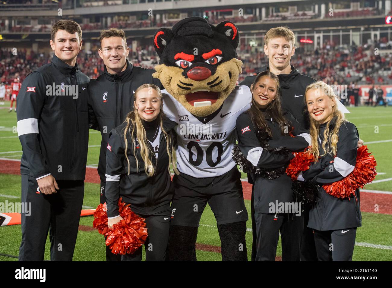 11 novembre 2023: La mascotte dei Cincinnati Bearcats posa con le cheerleader durante una partita tra i Cincinnati Bearcats e gli Houston Cougars a Houston, Texas. Trask Smith/CSM Foto Stock