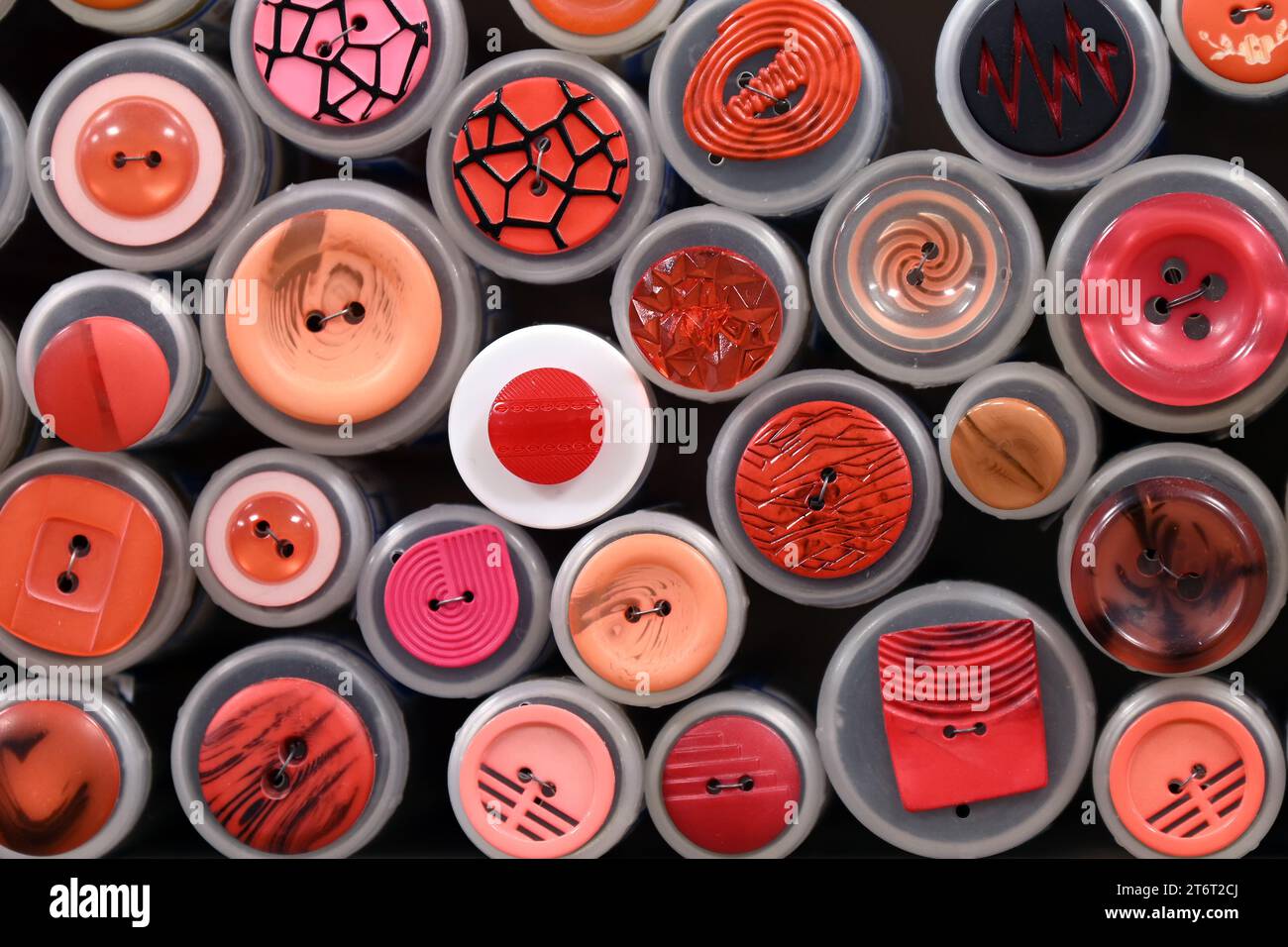 Collezione di bottoni rossi assortiti in vari modelli e disegni nel negozio di merceria Foto Stock
