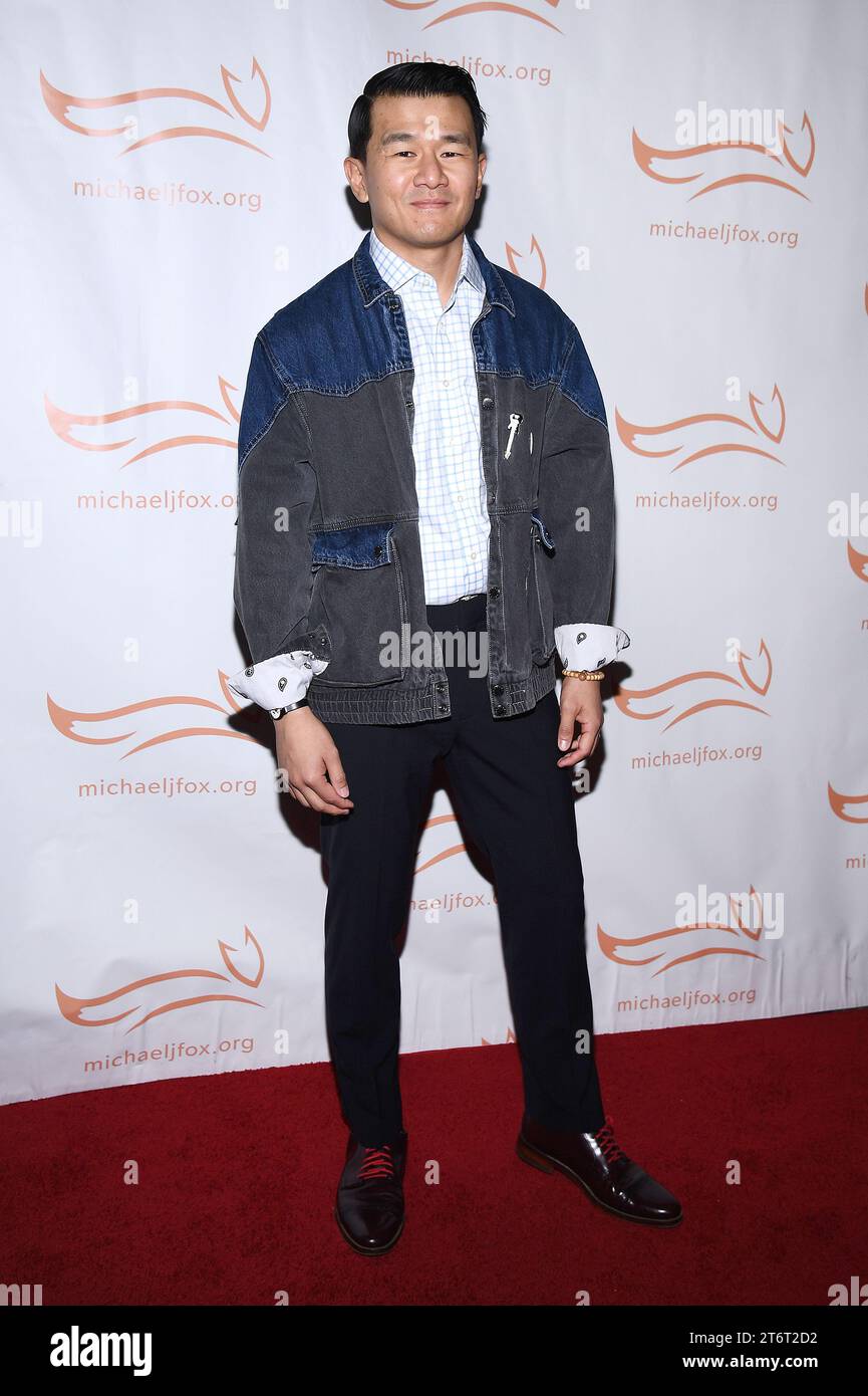 Ronny Chieng partecipa al 2023 “A Funny Thing Happened on the Way to cure Parkinson’s” a Casa Cipriani, New York, New York, 11 novembre 2023. (Foto di Anthony Behar/Sipa USA) Foto Stock