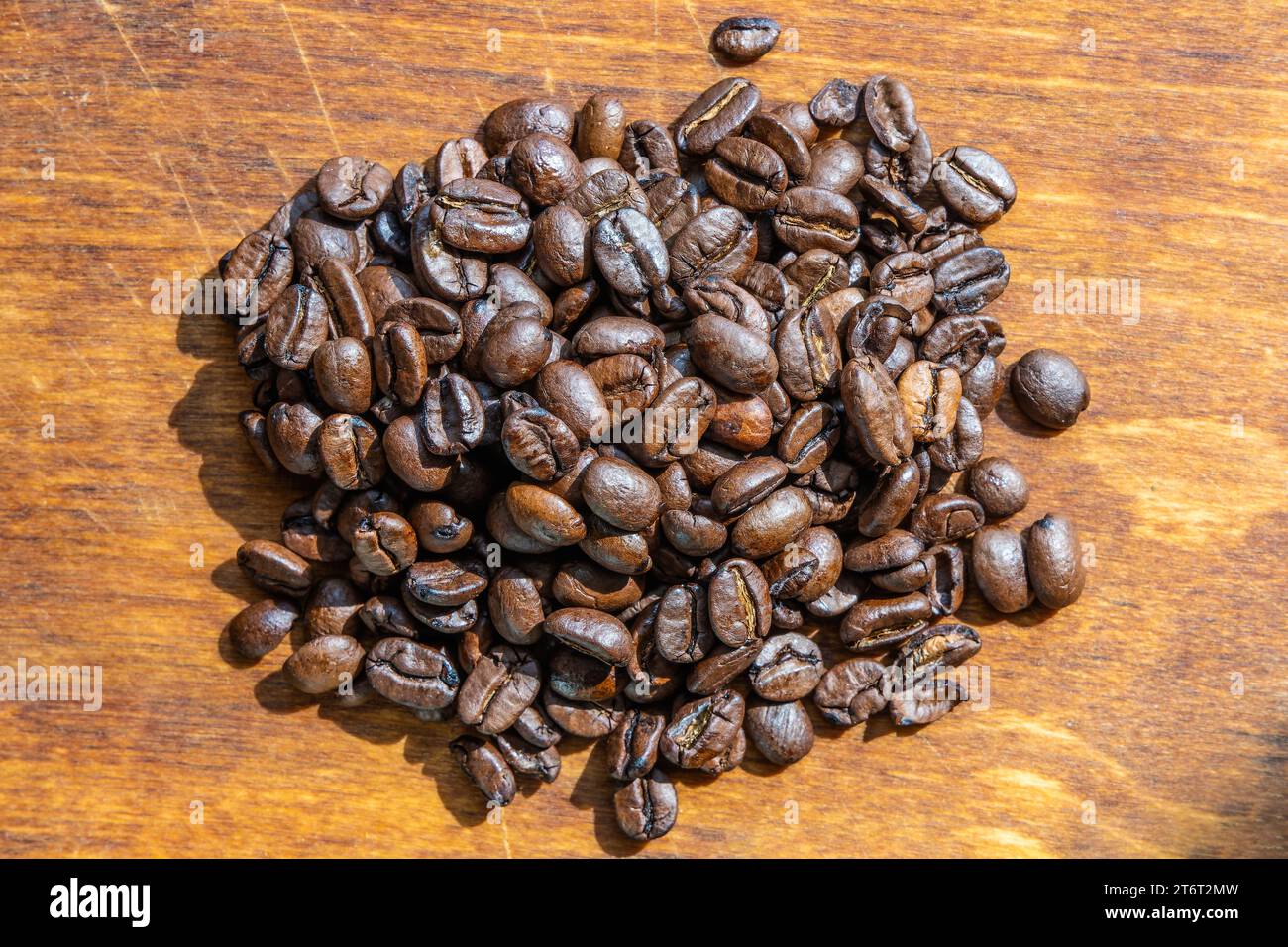 Cattura l'essenza di diversi sfondi e stili di vita con un caffè ecologico. Scegli l'arabica, il chicco di caffè tostato a tua scelta, per un'ottima fu Foto Stock