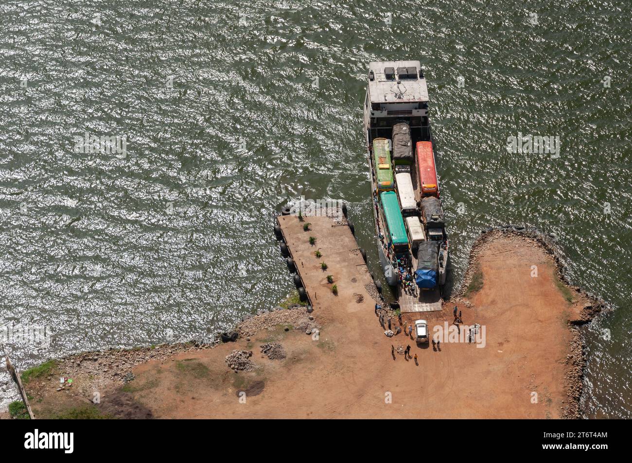Vista aerea di un traghetto della Tanzania attraccato presso un molo locale sulle rive meridionali del lago Victoria. Foto Stock