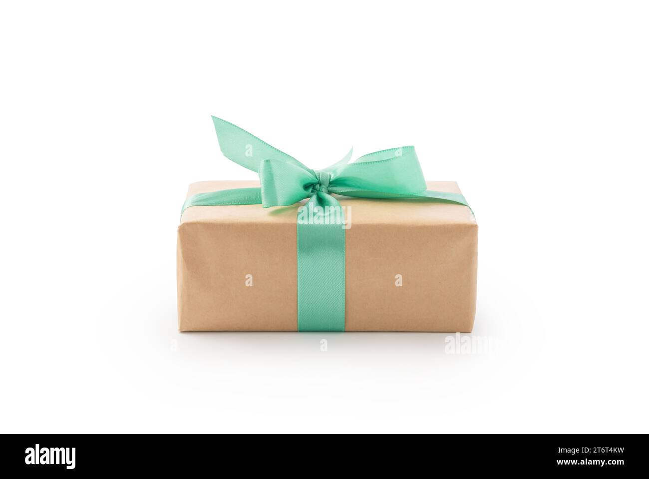 Confezione regalo in carta marrone con nastro verde isolato su sfondo bianco Foto Stock