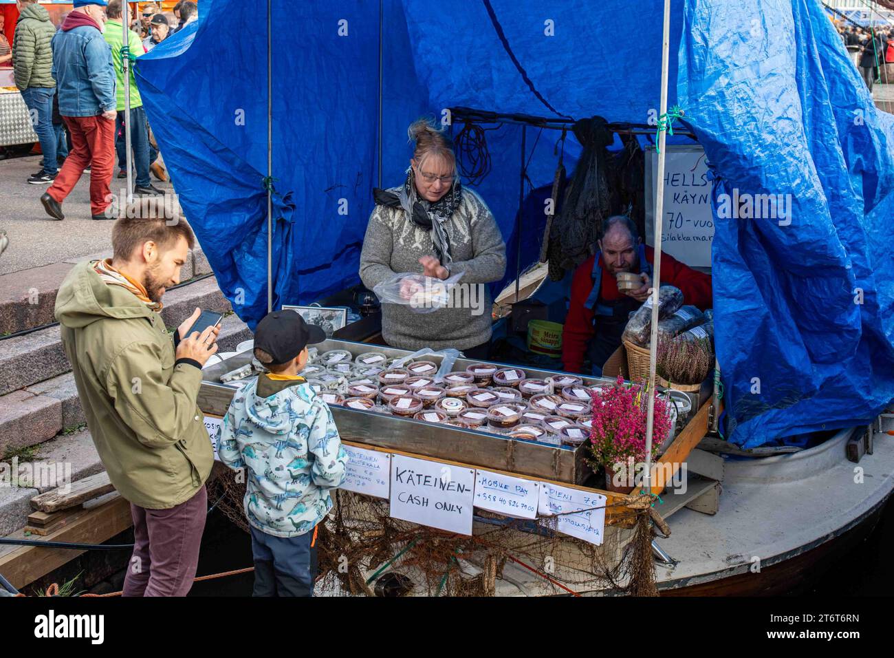 Prodotti dell'aringa baltica venduti da una banchina di barche a Stadin silakkamarkkinat o Baltic Herring Fair presso Market Square di Helsinki, Finlandia Foto Stock