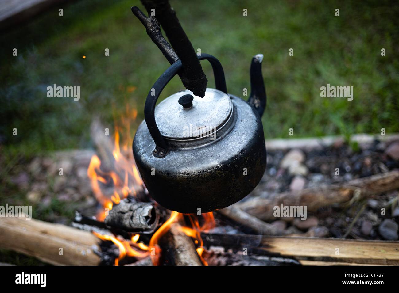 Caffettiera d'epoca sul fuoco del campeggio. Il concetto di avventura, viaggio, turismo e campeggio. Foto Stock