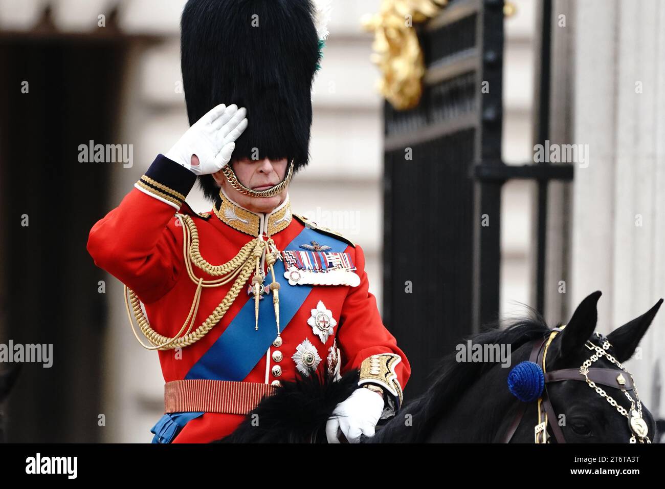 Foto datata 17/06/23 del re Carlo III saluta mentre parte da Buckingham Palace per la cerimonia Trooping the Colour alla Horse Guards Parade, nel centro di Londra, mentre re Carlo III celebra il suo primo compleanno ufficiale da quando è diventato sovrano. Charles compie 75 anni martedì, dopo 12 mesi pieni prima del suo grande giorno. Foto Stock