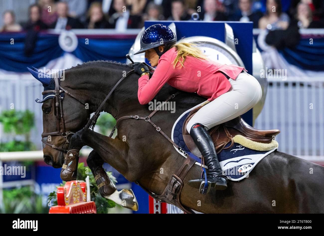 (231112) -- TORONTO, 12 novembre 2023 (Xinhua) -- Jessica Mendoza della Gran Bretagna cavalca il suo cavallo i-Cap CL Z su un ostacolo durante il primo round della FEI Jumping World Cup Toronto 2023 a Toronto, Canada, l'11 novembre 2023. (Foto di Zou Zheng/Xinhua) Foto Stock