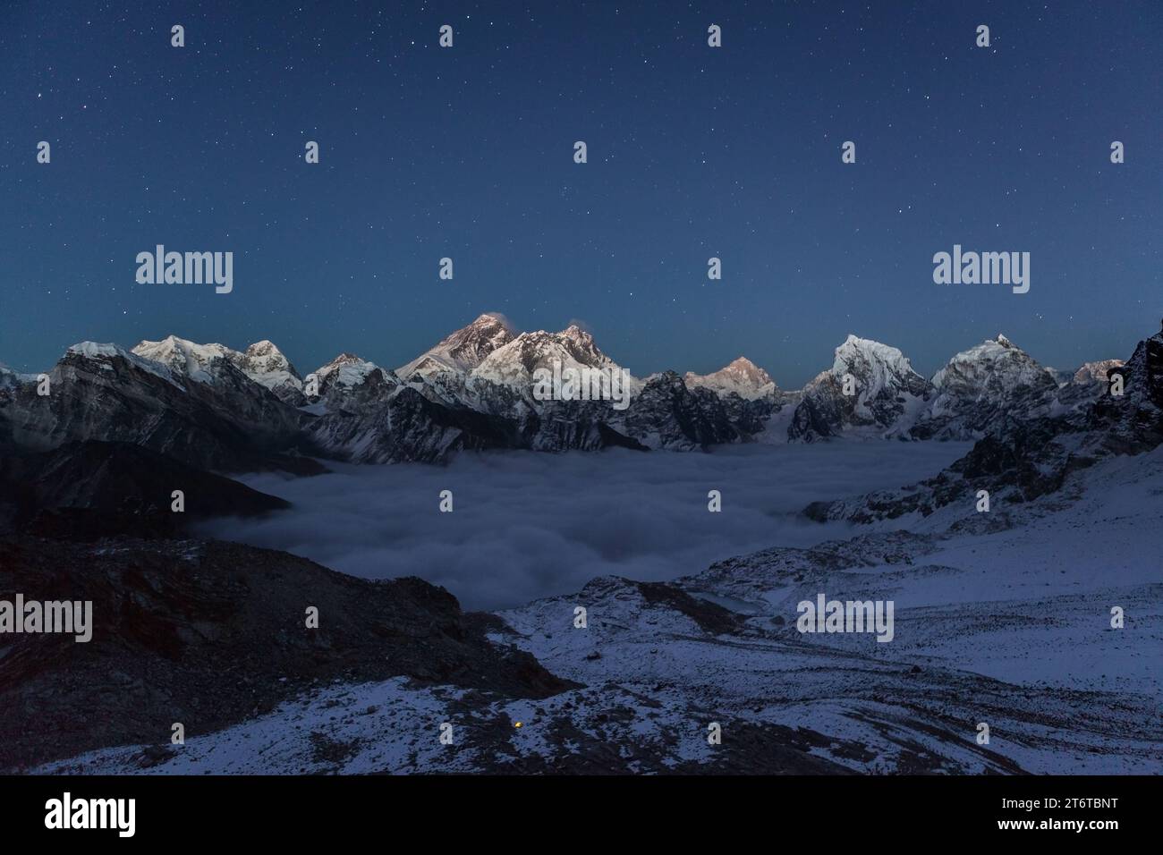 Vista notturna sul monte Everest. Vista della montagna più alta dal passo Renjo la al buio. Everest mt sotto il cielo stellato. Incredibile paesaggio himalayano. Foto Stock