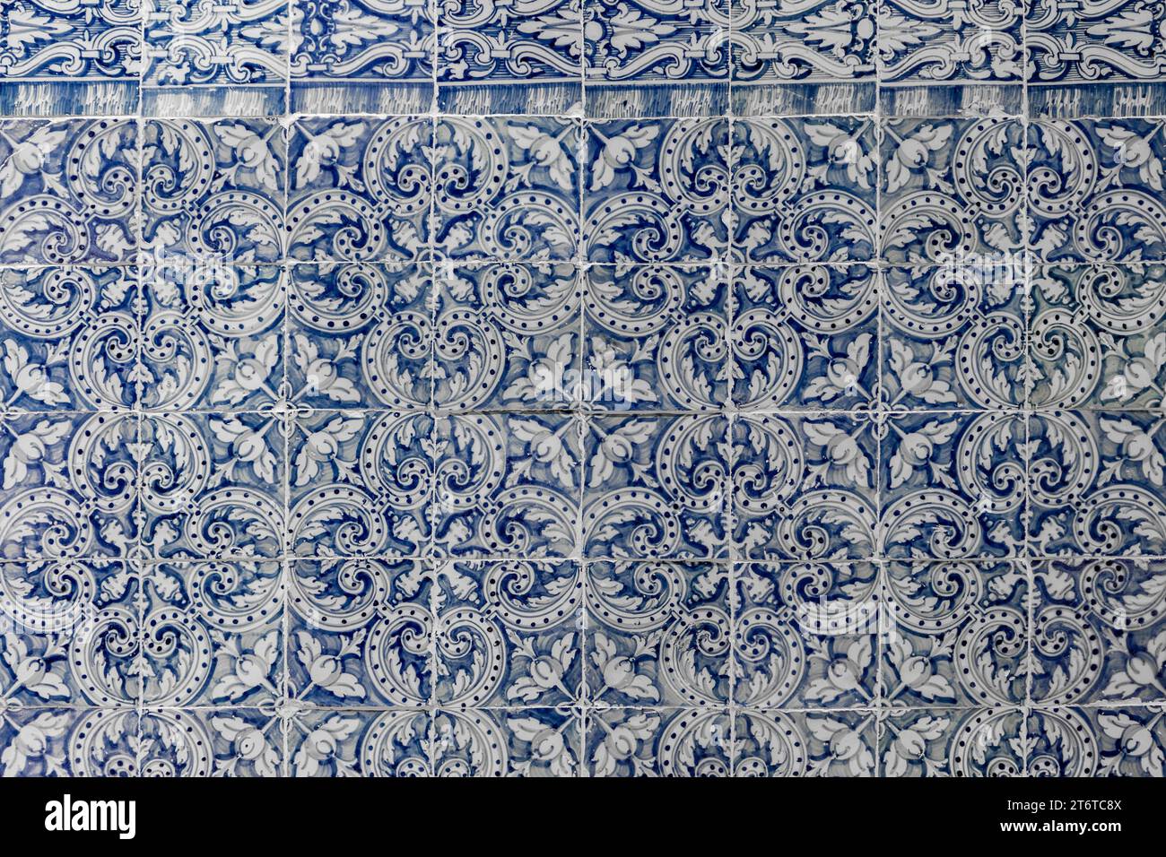 Pannello con tradizionali piastrelle blu azulejos portoghesi con motivi e motivi floreali ripetuti, arte decorativa delle pareti, Toledo, Spagna. Foto Stock