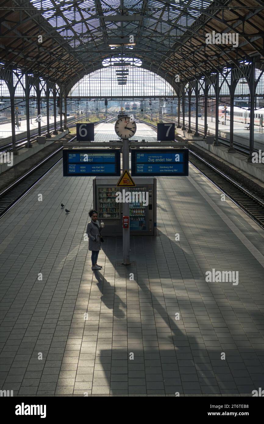 Vista della piattaforma deserta della stazione centrale di Lübeck, Germania Foto Stock