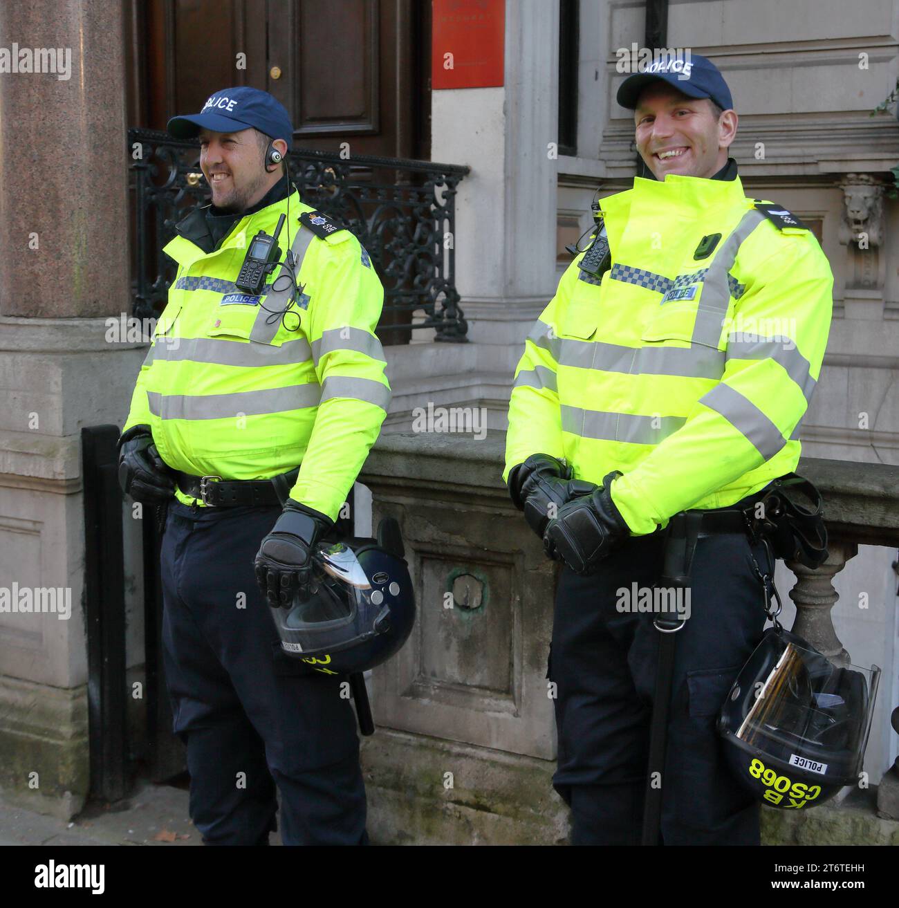 Londra, Regno Unito, 11 novembre 2023, i manifestanti pro-palestinesi hanno marciato pacificamente a Westminster chiedendo un cessate il fuoco e la fine dei bombardamenti sulla striscia di Gaza. La polizia ha mostrato la sua presenza, ma non ha dovuto intervenire. Foto Stock