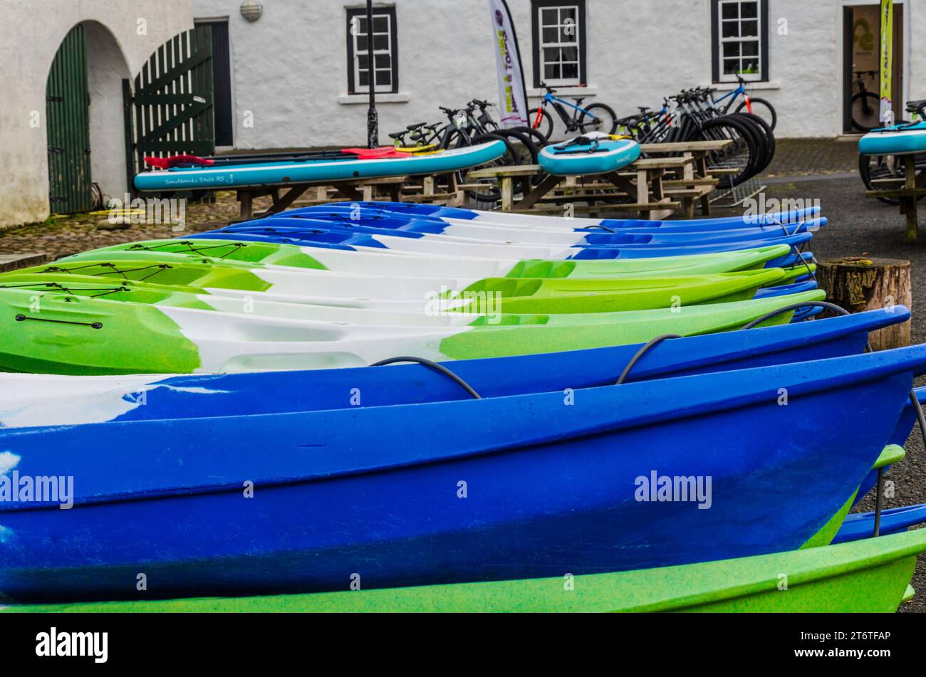 Castlewellan County Down Northern Ireland, 11 novembre 2023 - kayak, trail bike e paddle board nel centro di ricerca all'aperto di Castlewellan Foto Stock