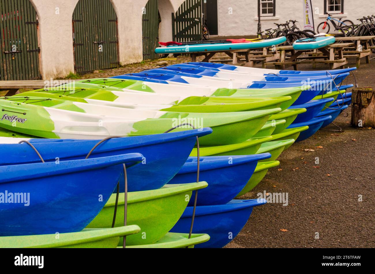 Castlewellan County Down Northern Ireland, 11 novembre 2023 - kayak, trail bike e paddle board nel centro di ricerca all'aperto di Castlewellan Foto Stock