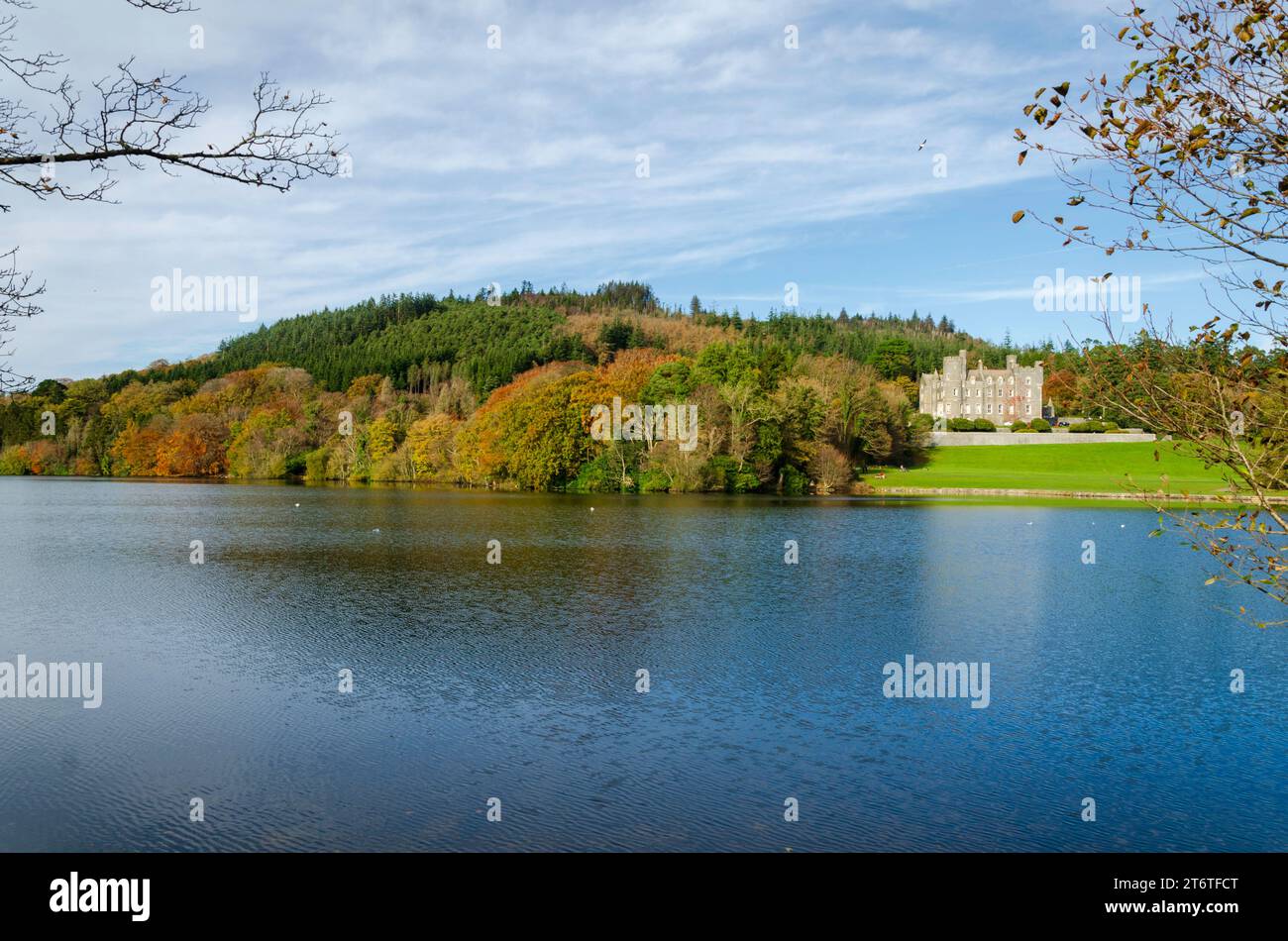 Castlewellan, Contea di Down, Irlanda del Nord 11 novembre 2023 - Castello di Castlewellan visto dall'altra parte del lago con riflessi e colori autunnali Foto Stock