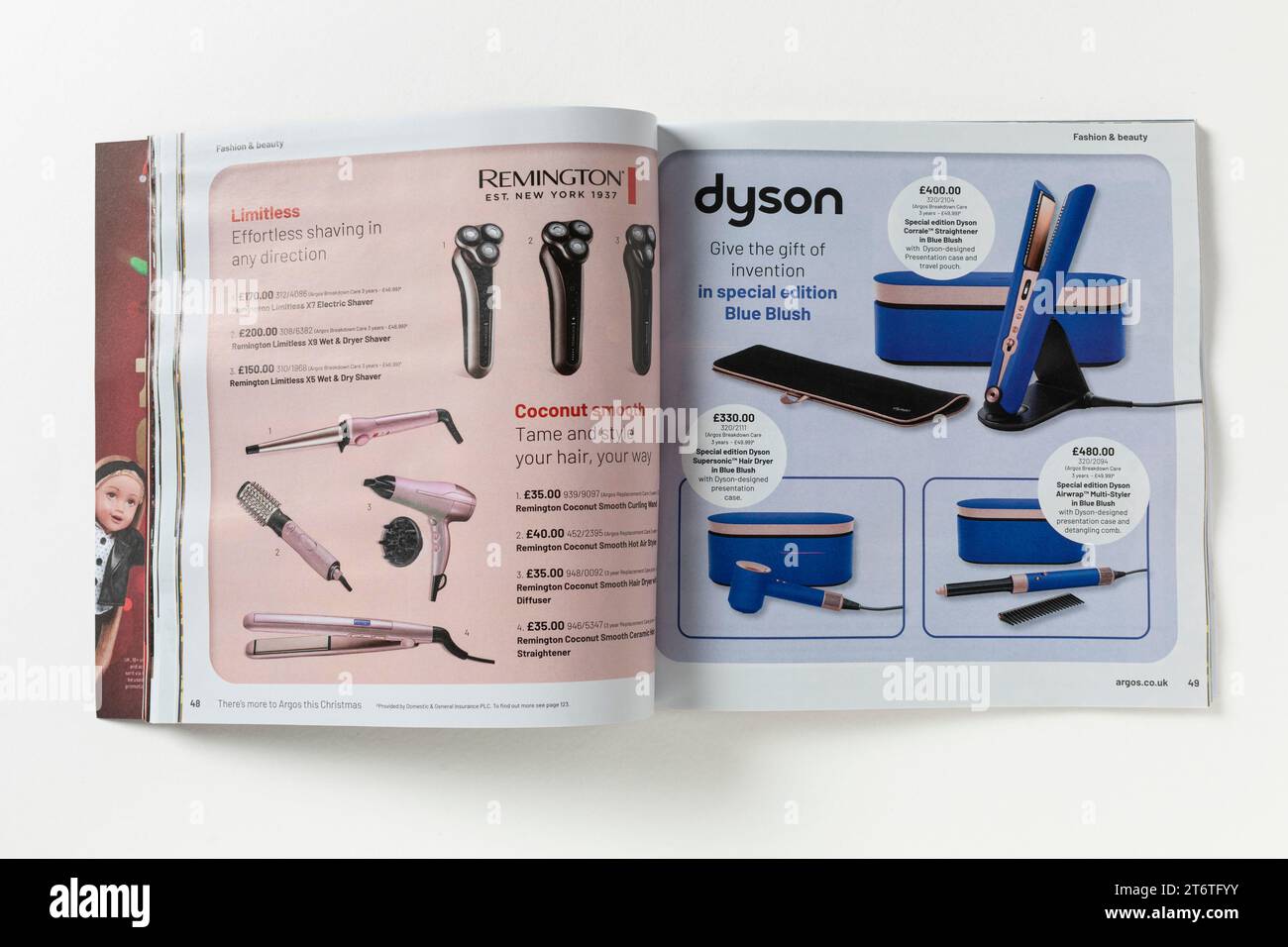 Una doppia pagina in un catalogo per le feste di Argos 2023 Foto Stock