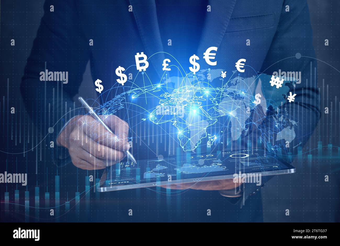 Tecnologia finanziaria, pagamento via Internet, cambio di denaro, concetto di digital banking. Uomo d'affari che utilizza un tablet digitale con icone di valuta mondiale ologramma Foto Stock