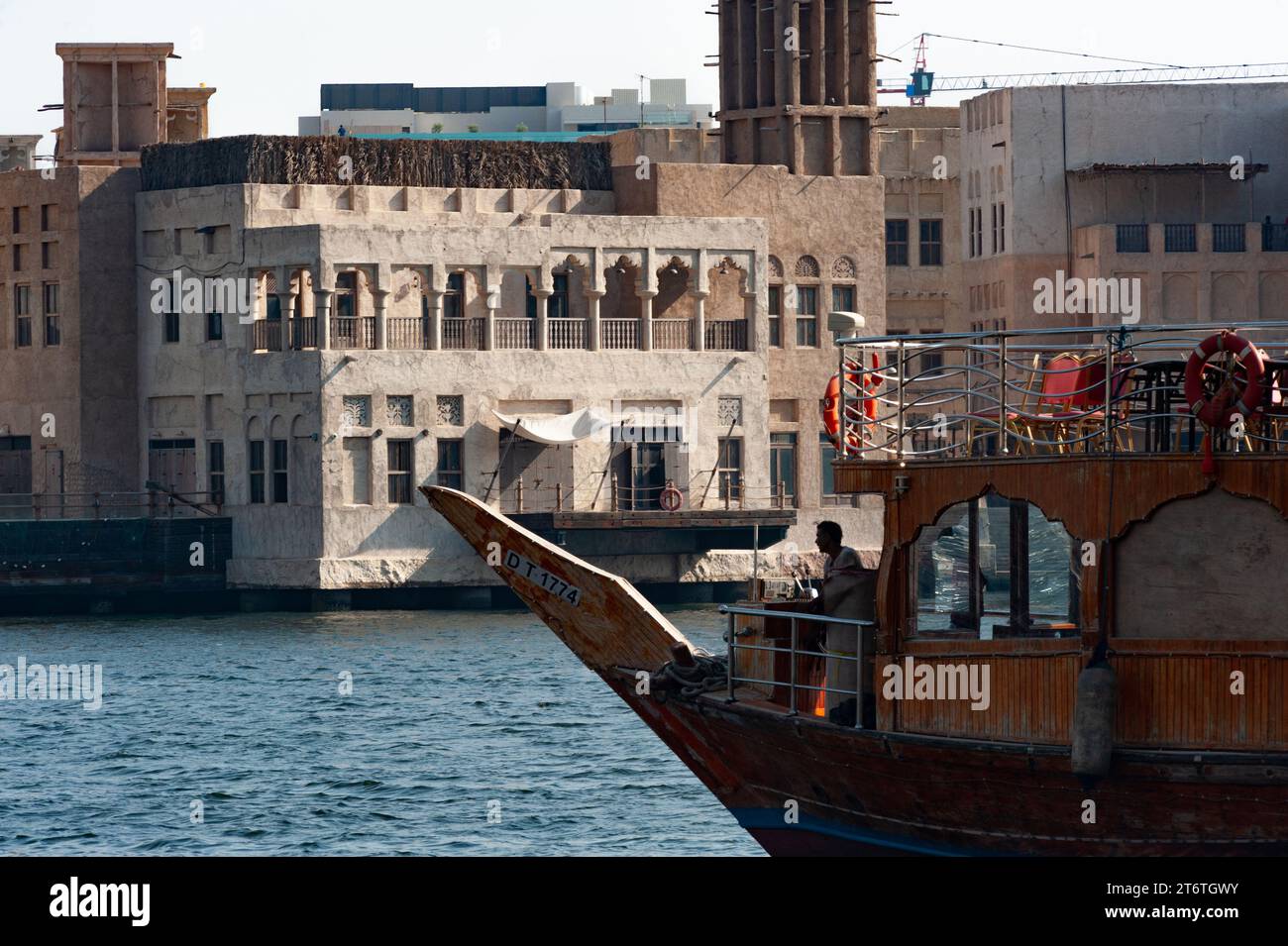 Dubai, Emirati Arabi Uniti. 1 luglio 2019 tradizionale sambuco in legno e vecchie case arabe sul Dubai Creek, Deira, Emirati Arabi Uniti, Medio Oriente. Foto Stock