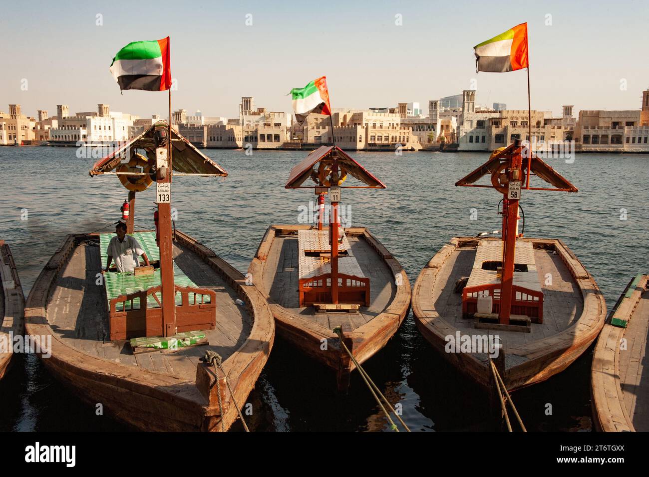 Dubai, Emirati Arabi Uniti. 1 luglio 2019 taxi d'acqua locali tradizionali ormeggiati al porto di Dubai Creek, Deira, Emirati Arabi Uniti Foto Stock