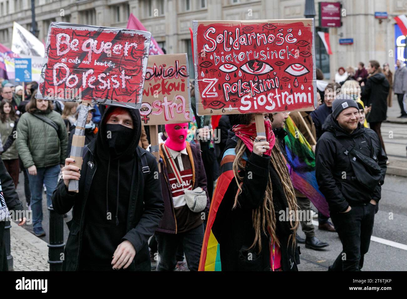 I partecipanti alla protesta antifascista "per la vostra e la nostra libertà” tengono cartelli con slogan come "siate queer, fate resistenza” e "solidarietà delle donne bielorusse con sorelle polacche” nella giornata dell'indipendenza della Polonia. La protesta anti-fascista "per la vostra e la nostra libertà" si è svolta per le strade di Varsavia in occasione del giorno dell'indipendenza della Polonia, l'11 novembre 2023. Centinaia di persone con cartelloni e bandiere hanno partecipato all'evento, protetti dalla polizia. Secondo gli organizzatori, questa forma di celebrazione dell'11 novembre è la migliore espressione di attaccamento all'idea di un vivere, diverso e vero independo Foto Stock