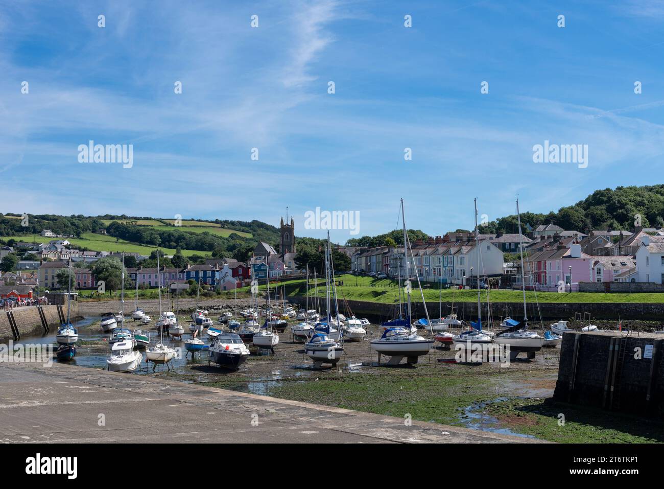 Piccole barche a vela si trovano nel porto in attesa che la marea arrivi nella pittoresca cittadina di Aberaeron, nel Galles occidentale, nel Regno Unito Foto Stock