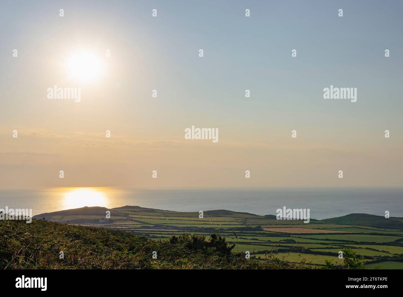 Il sole inizia a tramontare sulla campagna rurale del Galles occidentale nell'estate del 2016 nel Regno Unito Foto Stock