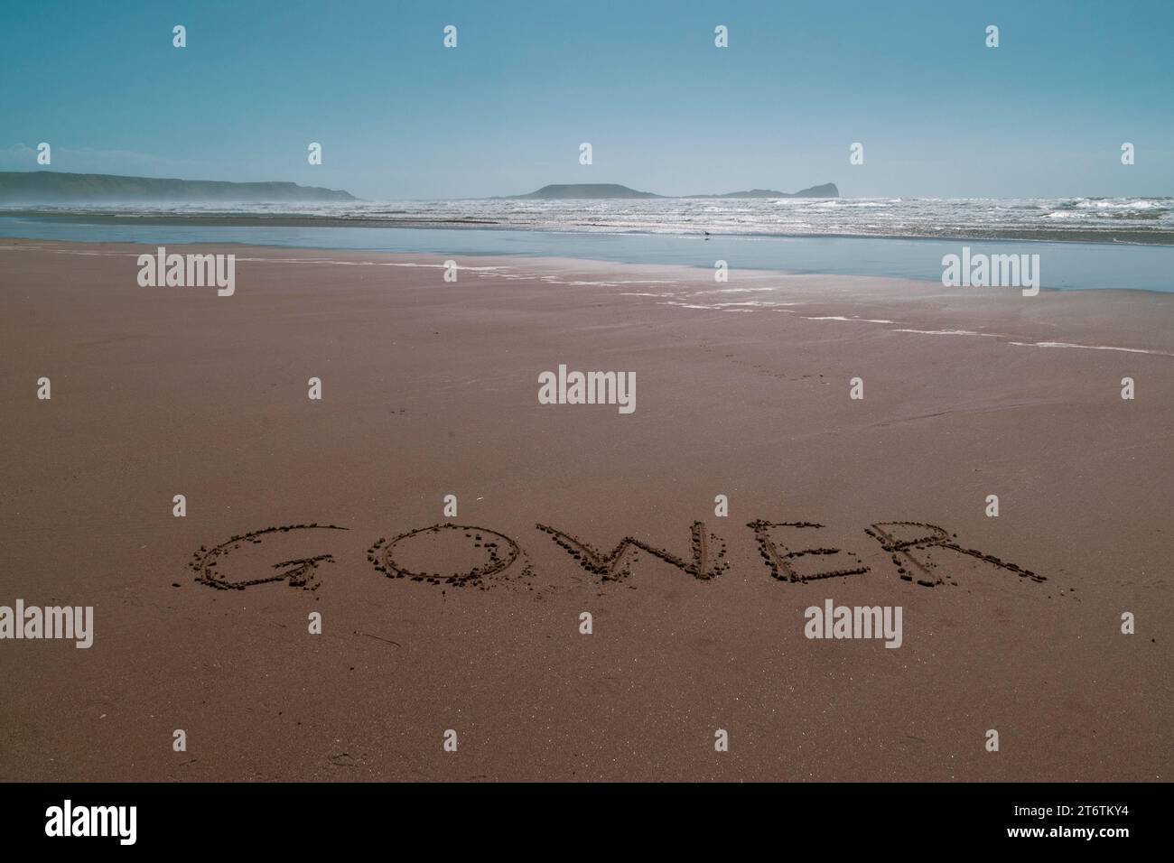 La parola Gower è scritta sulla sabbia di Llangennith, nella penisola di Gower, nel Galles del Sud Foto Stock