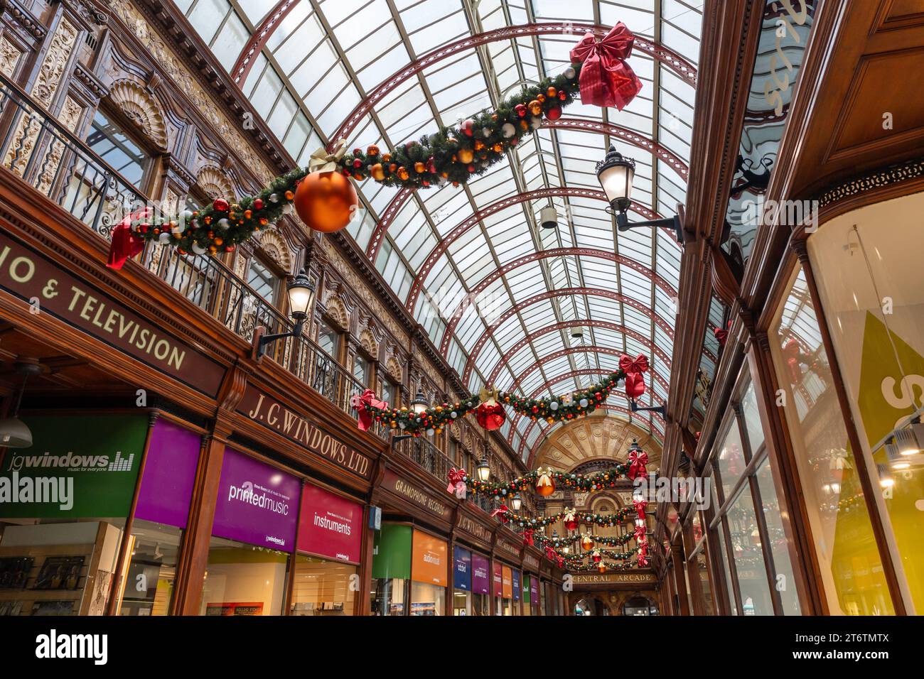 Decorazioni natalizie nel Central Arcade nella città di Newcastle upon Tyne, Regno Unito. Concetto di shopping natalizio. Foto Stock