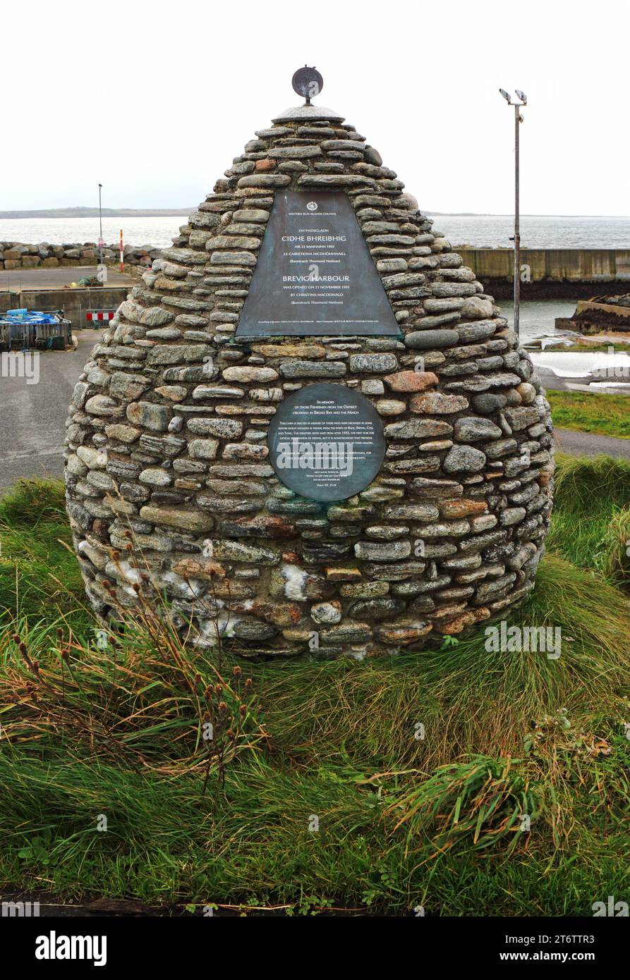 Un cairn in memoria dei pescatori locali che hanno perso la vita e per registrare l'apertura del porto a Brevig, Isola di Lewis, Scozia. Foto Stock