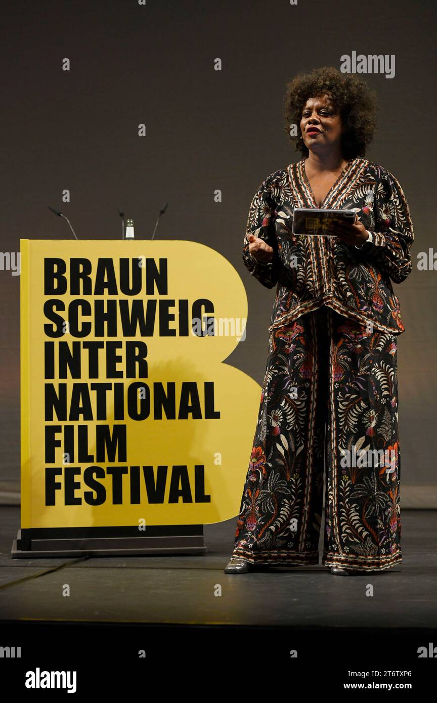 Denise M'Baye bei der Preisverleihung vom 37. Braunschweig International Film Festival im großen Haus des Staatstheater Braunschweig. Braunschweig, 11.11.2023 Foto Stock