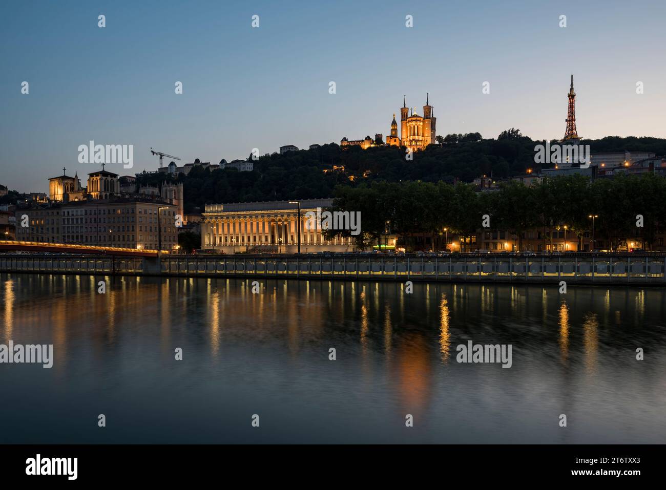 Vista notturna della Vecchia Lione con la Corte d'appello di Lione e la Basilica di Fourviere, Francia. Una destinazione di viaggio in Europa Foto Stock