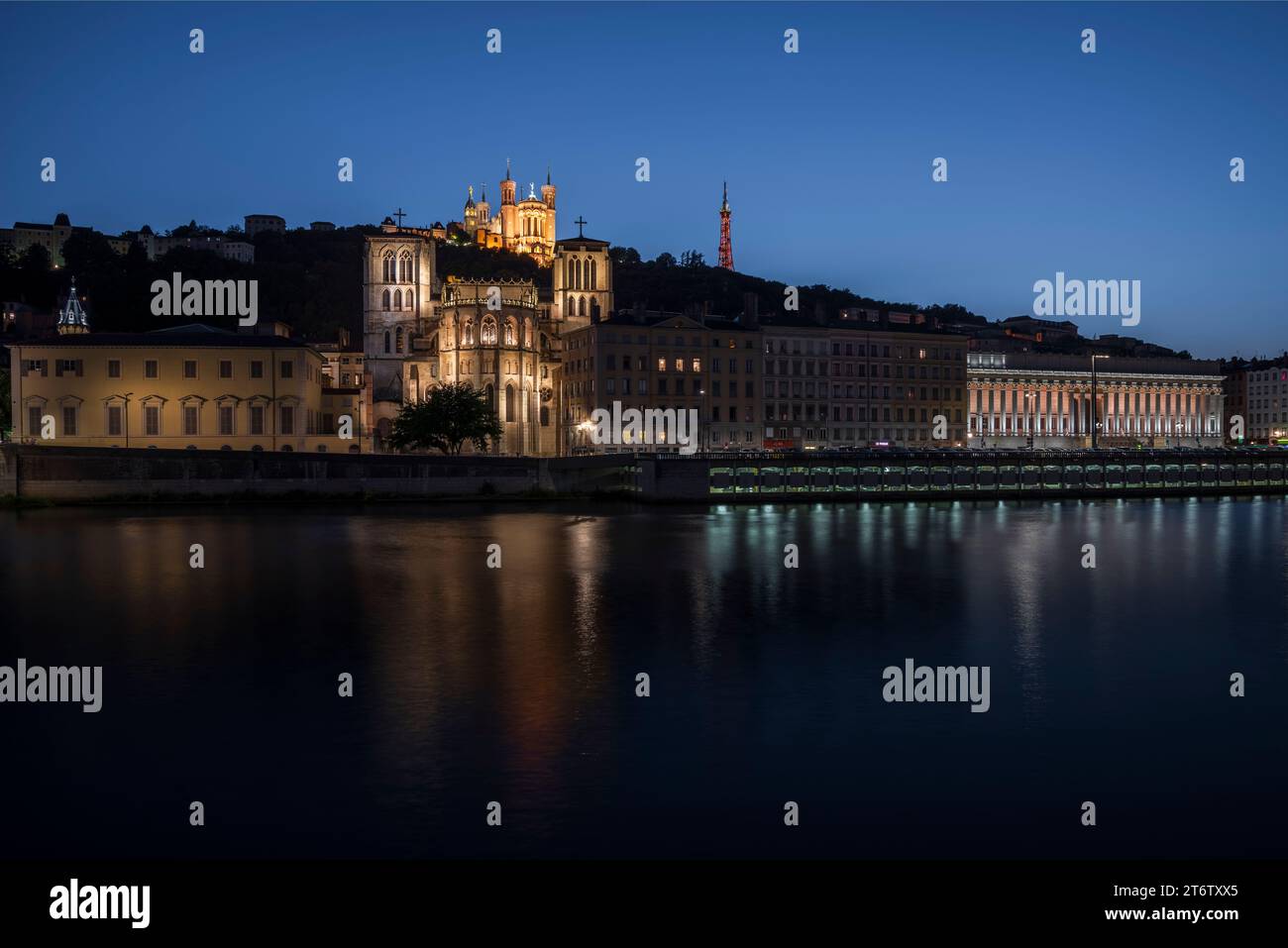 Francia, Lione, 10 luglio 2015. Cattedrale di Saint Jean Baptiste, Basilica di Notre Dame de Fourvière e Corte d'appello di Lione al tramonto Foto Stock