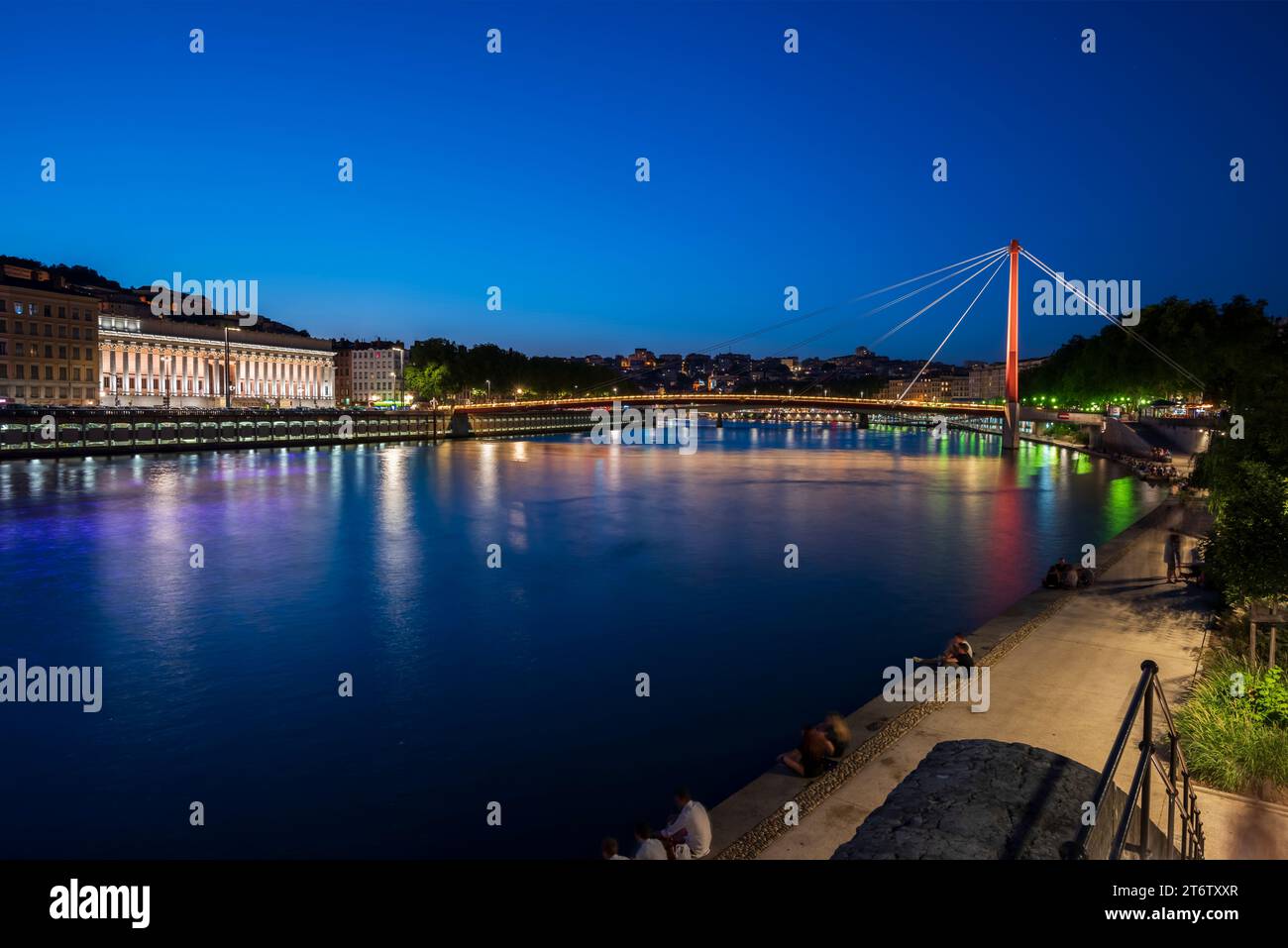 Francia, Lione, 10 luglio 2015. Ponte pedonale del Palais-de-Justice sul fiume Saone e Corte d'appello di Lione al tramonto Foto Stock