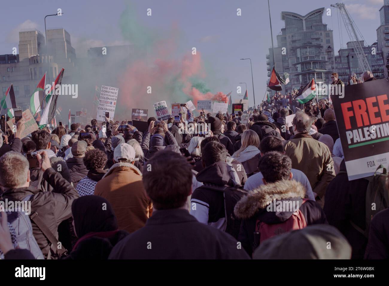 I manifestanti marciano lungo il ponte Vauxhall mentre si dirigono verso il palco principale allestito vicino all'ambasciata degli Stati Uniti durante la manifestazione. Una protesta organizzata dalla Palestina Solidarity Campaign che protesta per un cessate il fuoco e la fine delle ostilità a Gaza, tenutasi al di fuori dell'ambasciata statunitense a Londra. Vauxhall e Battersea. Foto Stock