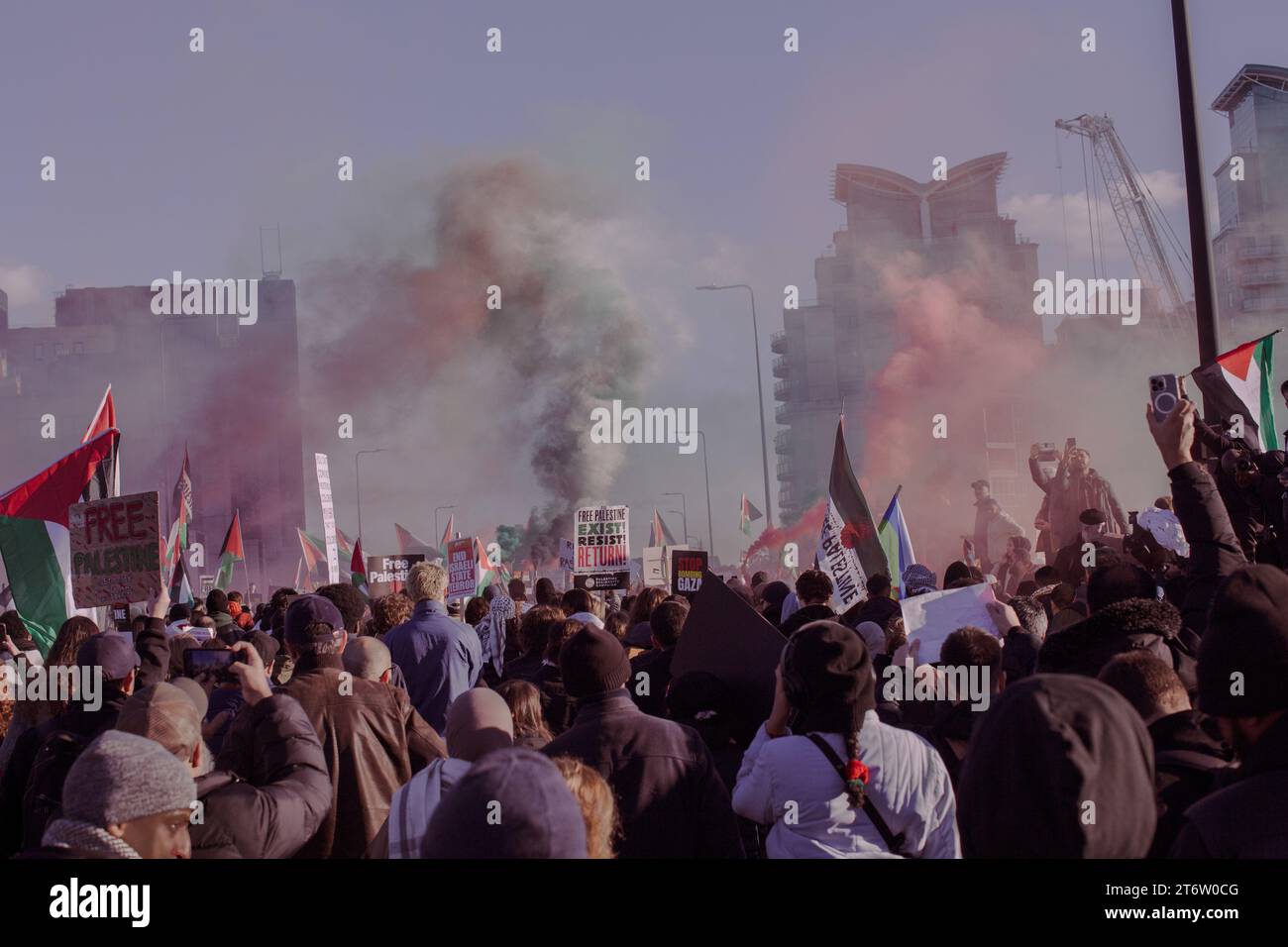 I manifestanti marciano lungo il ponte Vauxhall mentre si dirigono verso il palco principale allestito vicino all'ambasciata degli Stati Uniti durante la manifestazione. Una protesta organizzata dalla Palestina Solidarity Campaign che protesta per un cessate il fuoco e la fine delle ostilità a Gaza, tenutasi al di fuori dell'ambasciata statunitense a Londra. Vauxhall e Battersea. Foto Stock