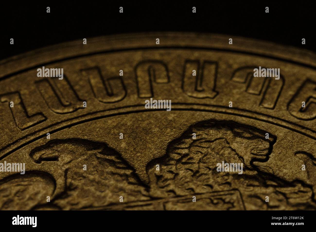Questa fotografia, scattata il 12 marzo 2014, mostra monete da una sterlina in valuta britannica in una pila Foto Stock