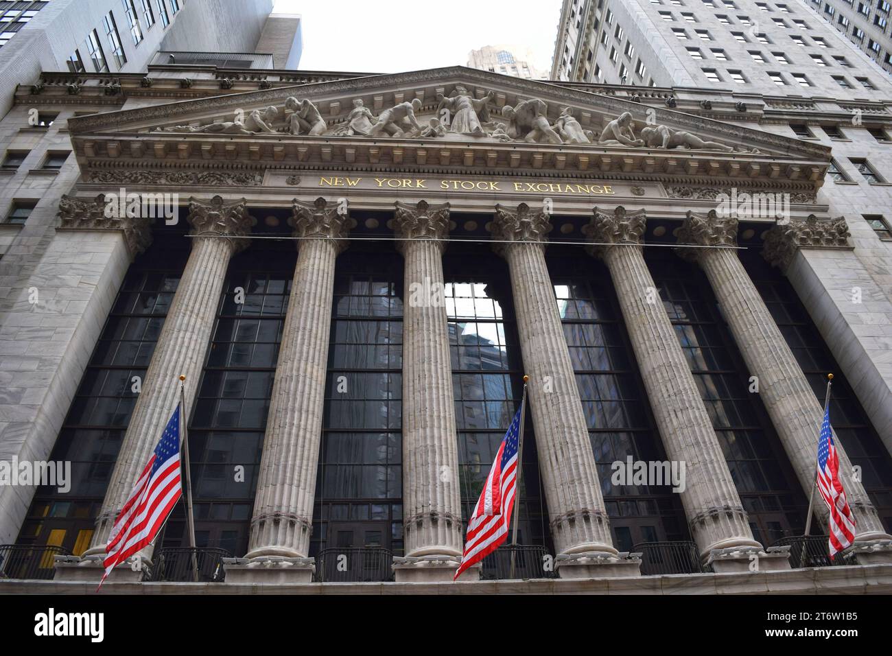 Scopri il fascino della Borsa di New York in America attraverso queste viste mozzafiato e accattivanti del cuore finanziario Foto Stock