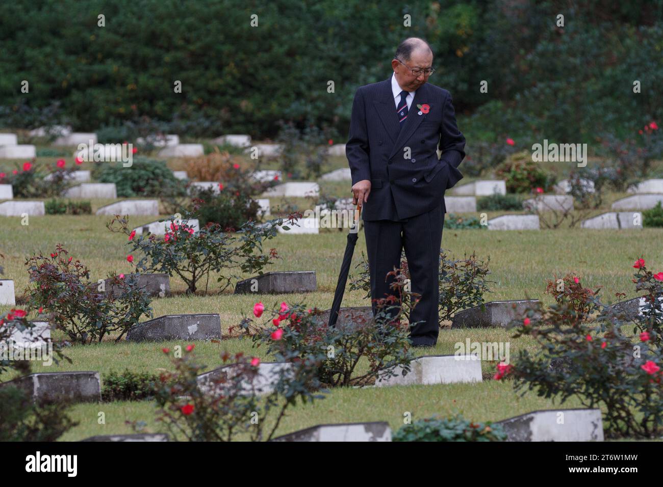 Un uomo giapponese guarda le tombe durante le cerimonie della domenica della memoria al cimitero delle tombe di guerra del Commonwealth di Hodagaya a Yokohama. Quest'anno l'ambasciata neozelandese ha ospitato questo evento commemorativo che segna la fine della prima guerra mondiale e onora tutti coloro che sono morti in servizio militare. (Foto di Damon Coulter / SOPA Images/Sipa USA) Foto Stock