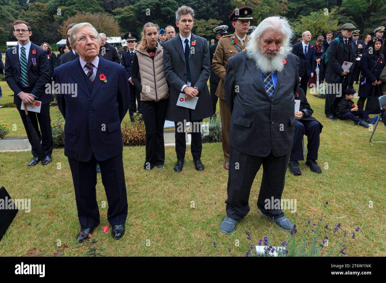 La gente assiste alle cerimonie della domenica della memoria al cimitero di Hodagaya Commonwealth War Graves a Yokohama. Quest'anno l'ambasciata neozelandese ha ospitato questo evento commemorativo che segna la fine della prima guerra mondiale e onora tutti coloro che sono morti in servizio militare. (Foto di Damon Coulter / SOPA Images/Sipa USA) Foto Stock