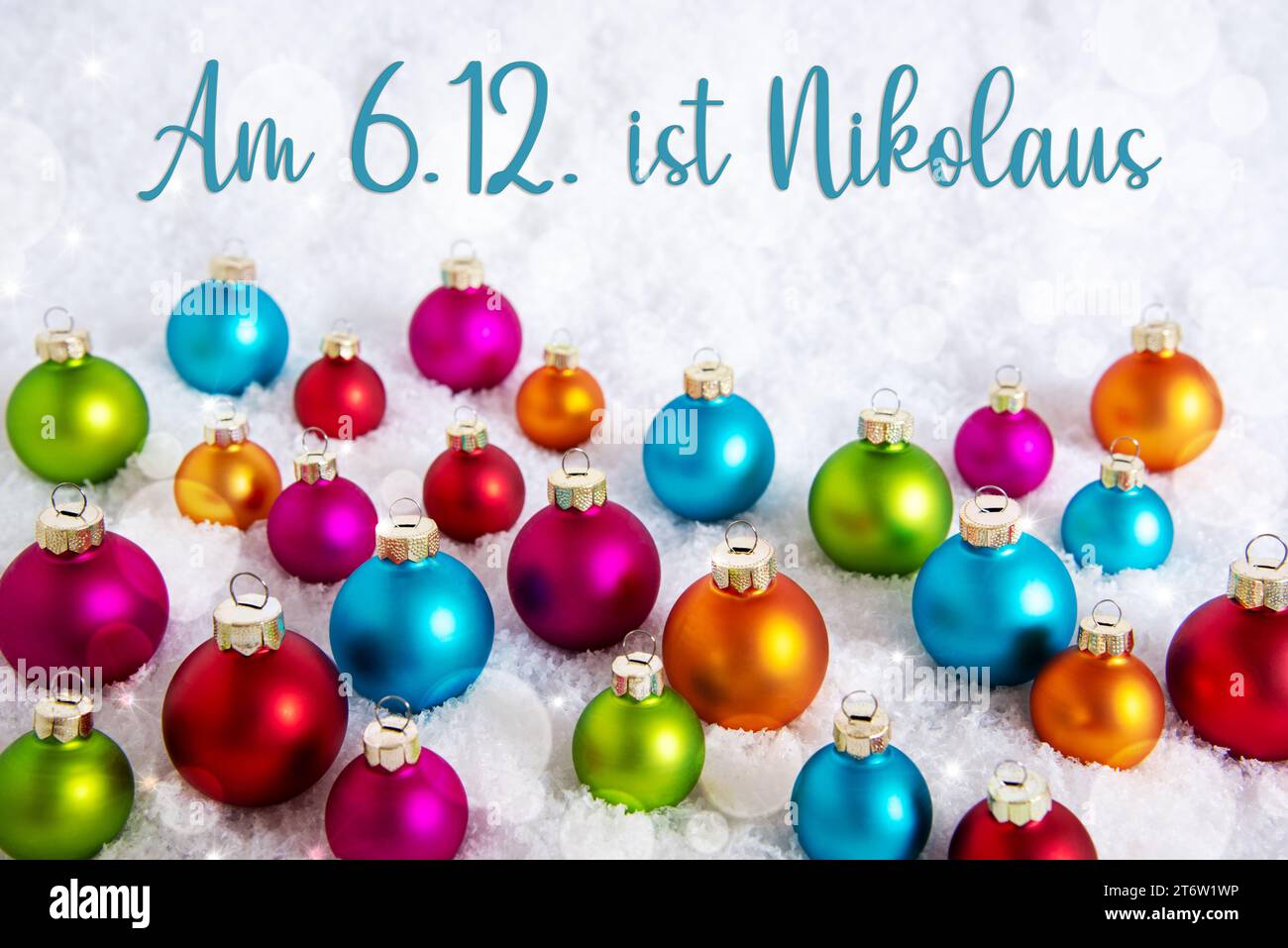 Text Nikolaus 6,12., significa felice Nikolaus, sulla neve con le balli di Natale Foto Stock