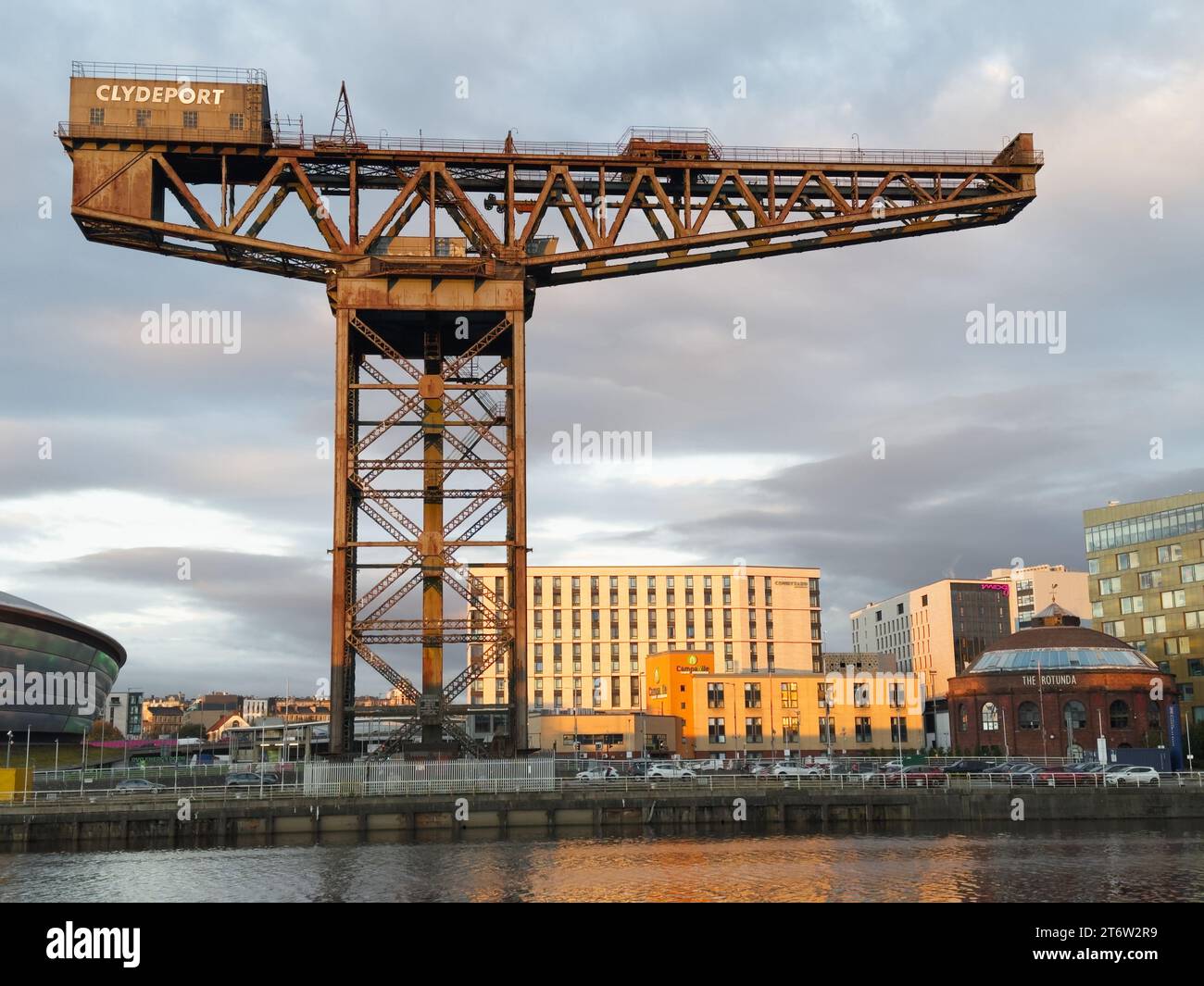 Gru Finnieston circondata da hotel sul fiume Clyde Foto Stock