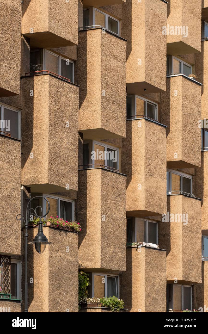 Frammento di un edificio in cemento con finestre e balconi a Varsavia, Polonia Foto Stock