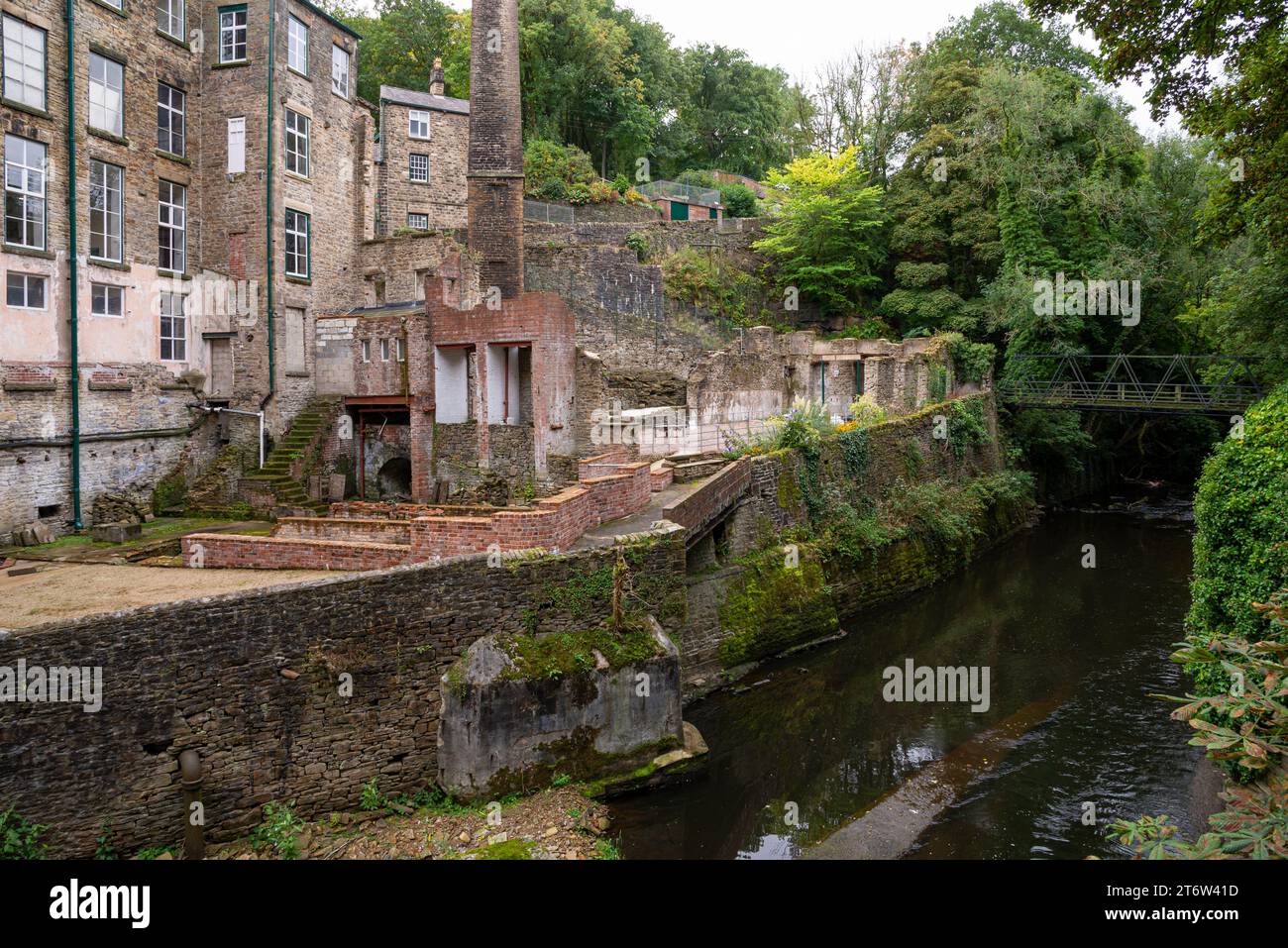 Il Torrs Riverside Park a New Mills, Derbyshire, Inghilterra. Torr vale Mill e passerella pedonale. Foto Stock