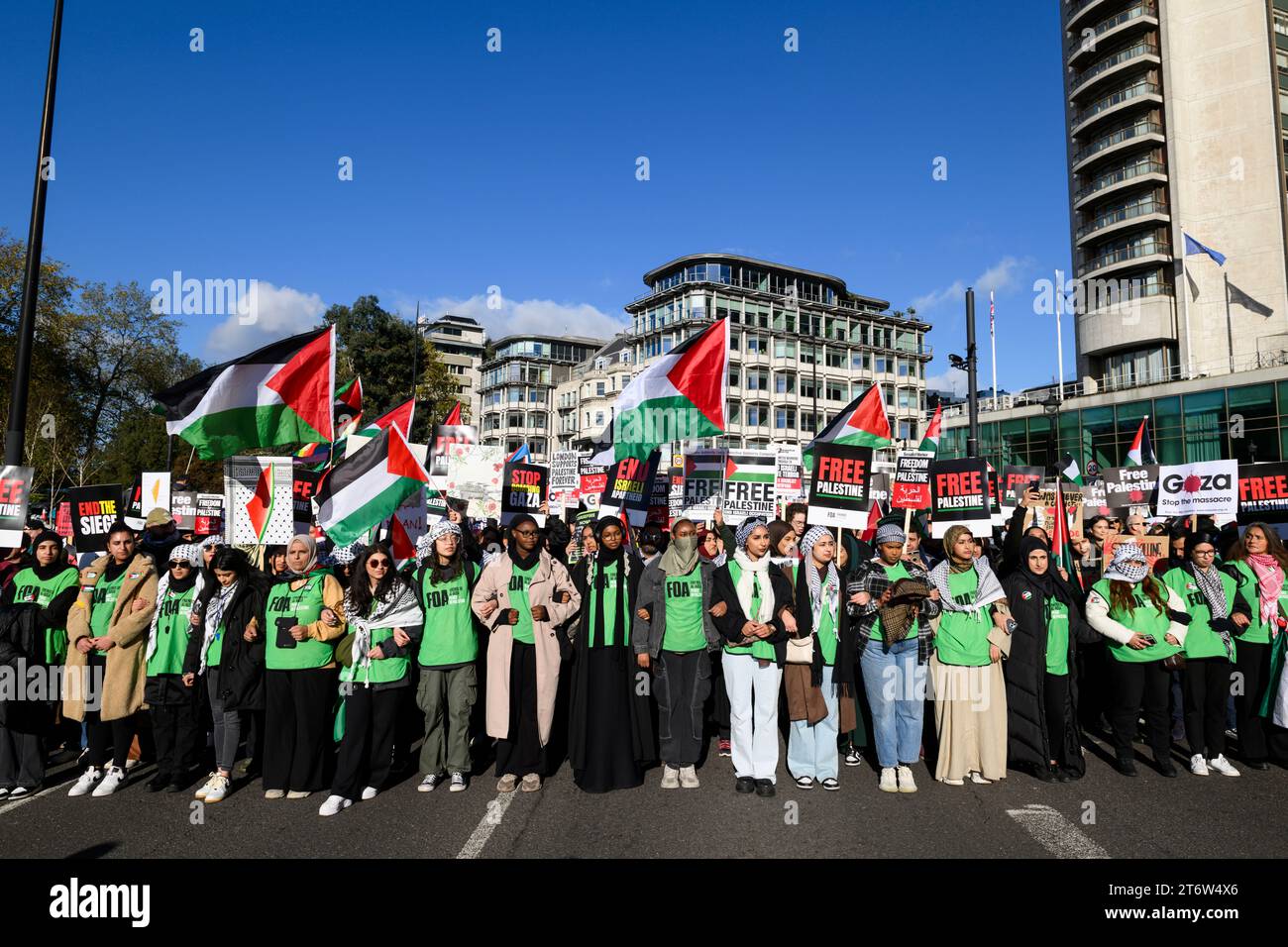 I manifestanti all'inizio di una marcia pro-Palestina che chiedeva il cessate il fuoco dell'offensiva militare in corso a Gaza da parte delle forze di difesa israeliane. La marcia Foto Stock