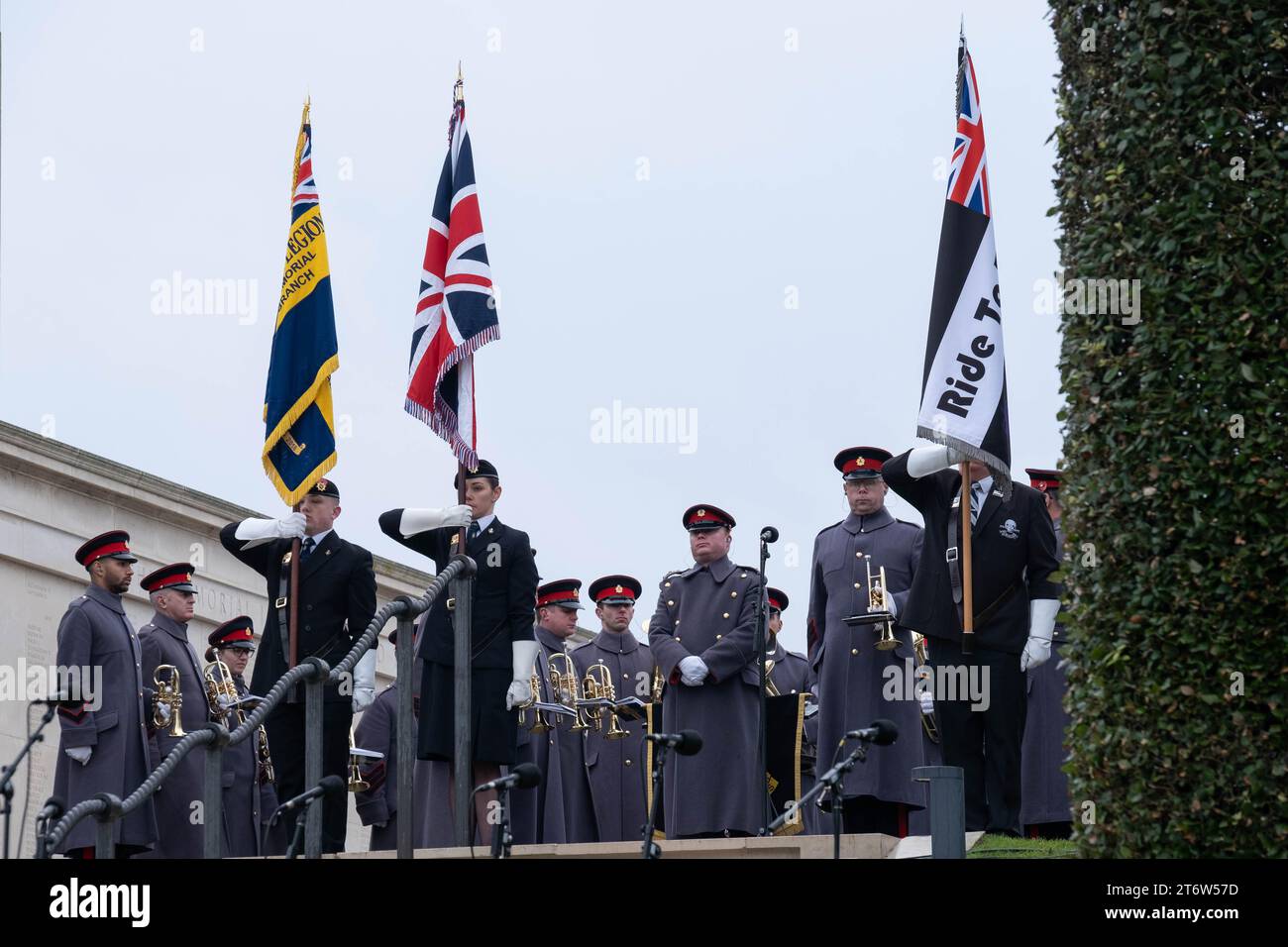 National Memorial Arboretum, Regno Unito. 12 novembre 2023. Ex militari e donne e membri del pubblico ricordano coloro che hanno servito e sacrificato, durante l'annuale servizio della memoria domenicale. Credit Mark Lear / Alamy Live News Foto Stock