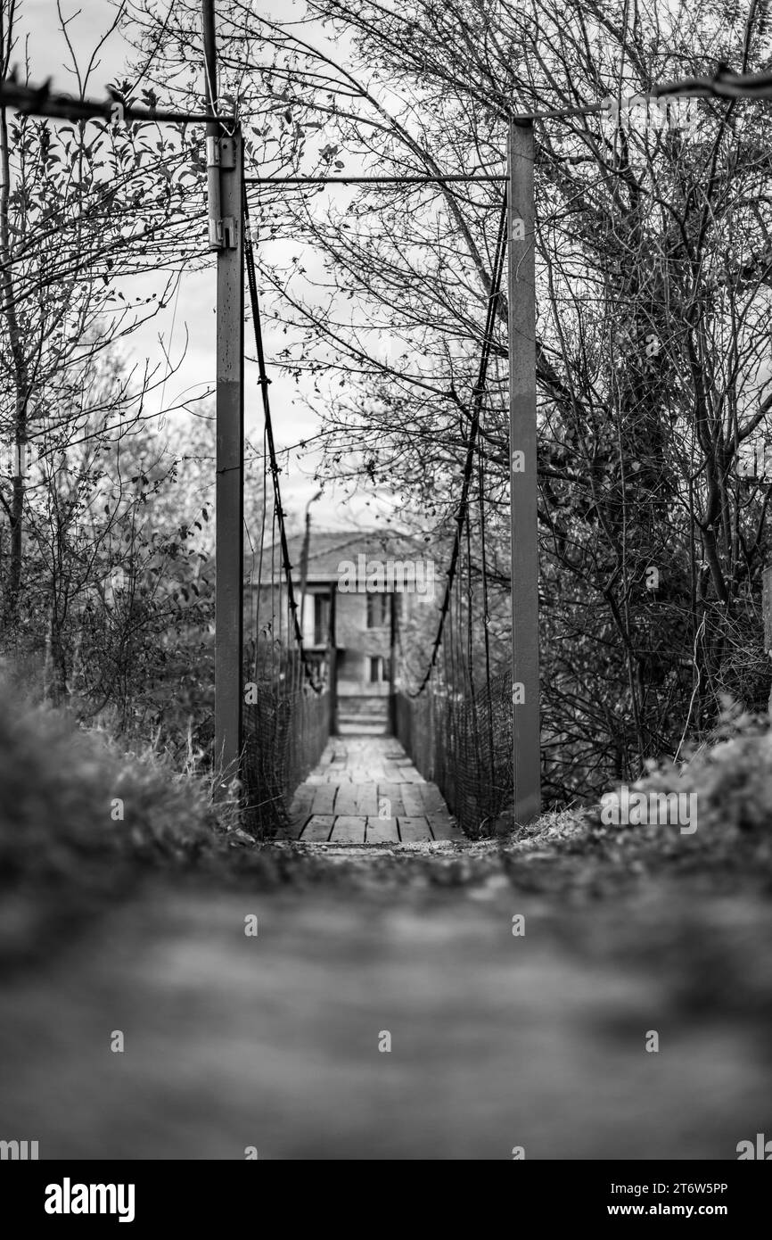 Vita rurale bianco e nero poco profondo fuoco foto semplice di un ponte sospeso nel villaggio bulgaro di Debnevo, nella Bulgaria settentrionale Foto Stock