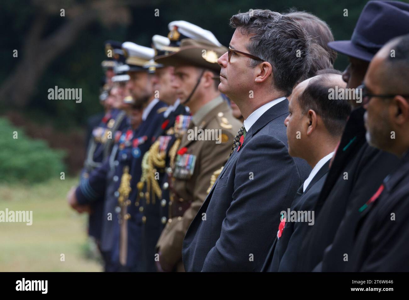 Diplomatici e dignitari durante le cerimonie della domenica della memoria presso il cimitero di Graves di guerra del Commonwealth di Hodagaya a Yokohama. Quest'anno l'ambasciata neozelandese ha ospitato questo evento commemorativo che segna la fine della prima guerra mondiale e onora tutti coloro che sono morti in servizio militare. Foto Stock