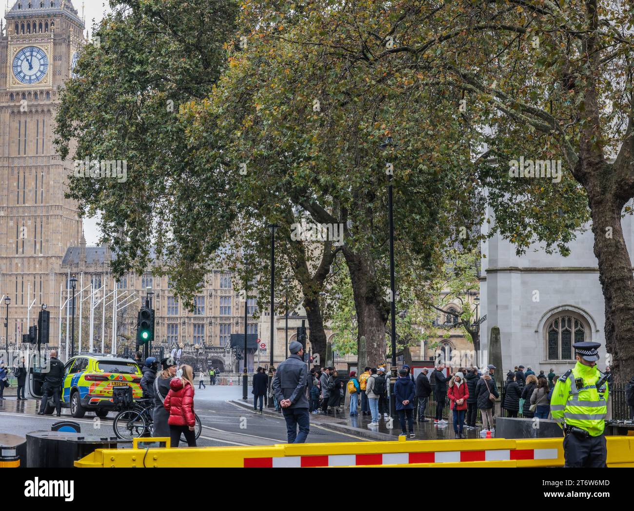 Londra Regno Unito 12 novembre 2023 l' agente di polizia TA Bow è a capo all' undicesima ora durante il giorno commemorativo del Remembrance Day osservato negli stati membri del Commonwealth dalla fine della prima guerra mondiale per onorare i membri delle forze armate che sono morti . Londra .UK Paul Quezada-Neiman/Alamy Live News Foto Stock