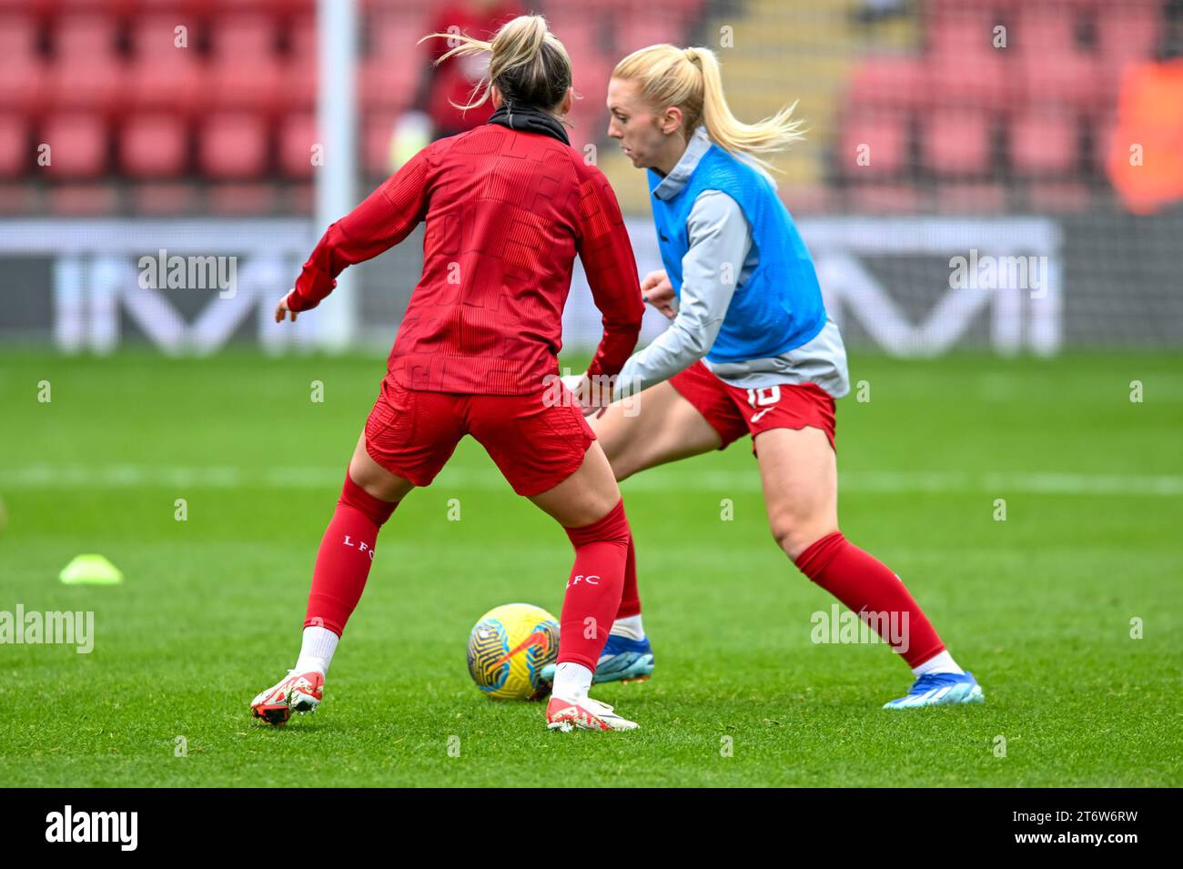 Ondon, Inghilterra, il 12 novembre 2023. Londra, Regno Unito. 12 novembre 2023. Le Liverpool Women si riscaldano prima della partita di fa Women's Super League tra Spurs Women e Liverpool Women a Brisbane Road, Londra, il 12 novembre 2023. Foto di Phil Hutchinson. Solo per uso editoriale, licenza necessaria per uso commerciale. Nessun utilizzo in scommesse, giochi o pubblicazioni di un singolo club/campionato/giocatore. Credito: UK Sports Pics Ltd/Alamy Live News Foto Stock