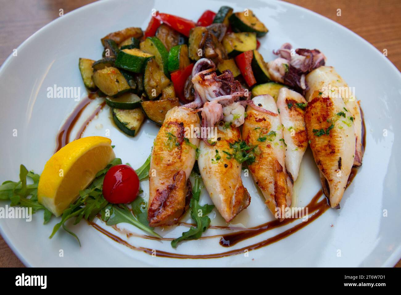 Piatto (calamari grigliati con verdure miste), Pula, Croazia Foto Stock