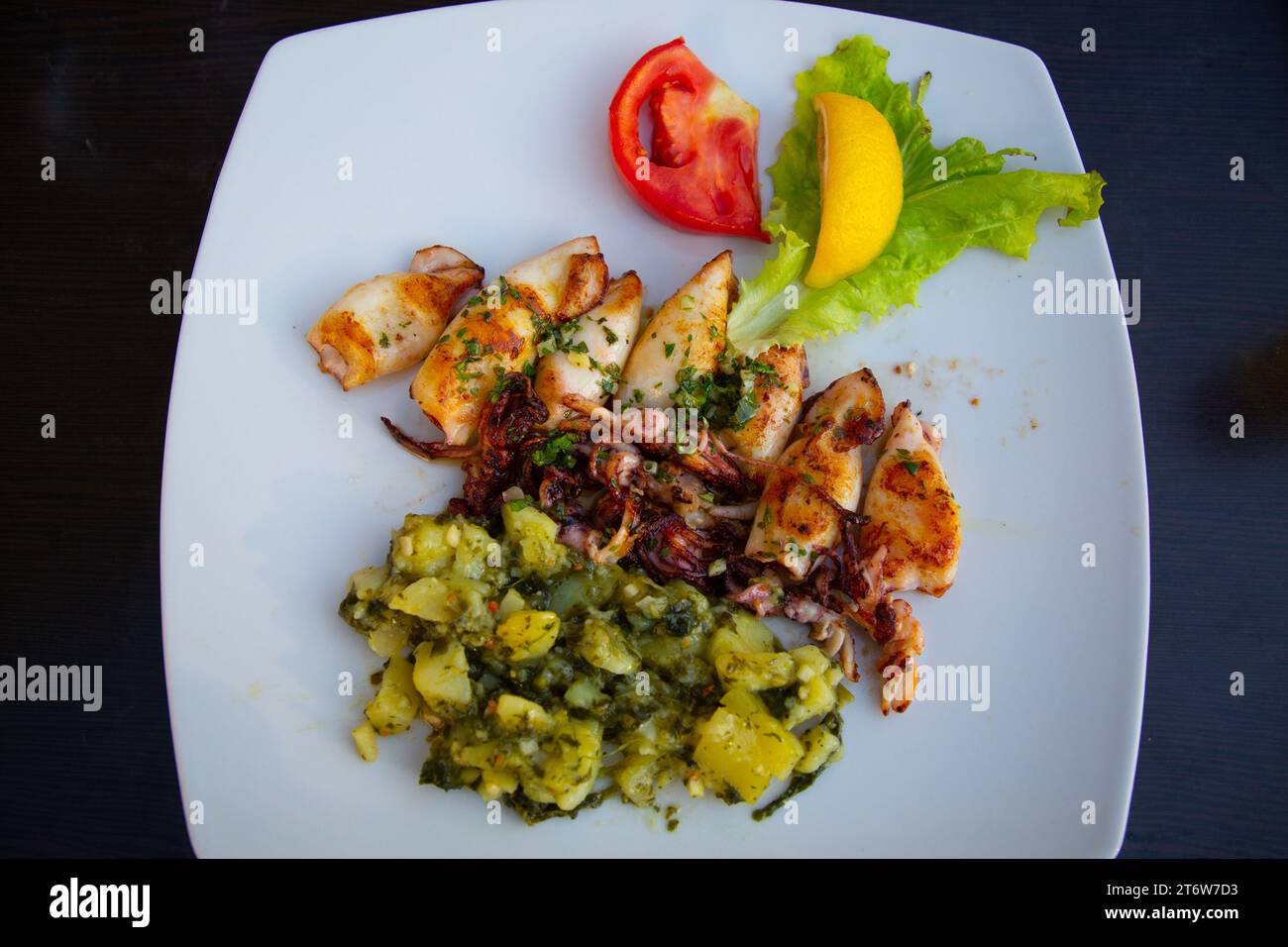 Piatto (calamari grigliati con verdure), Pola, Croazia Foto Stock
