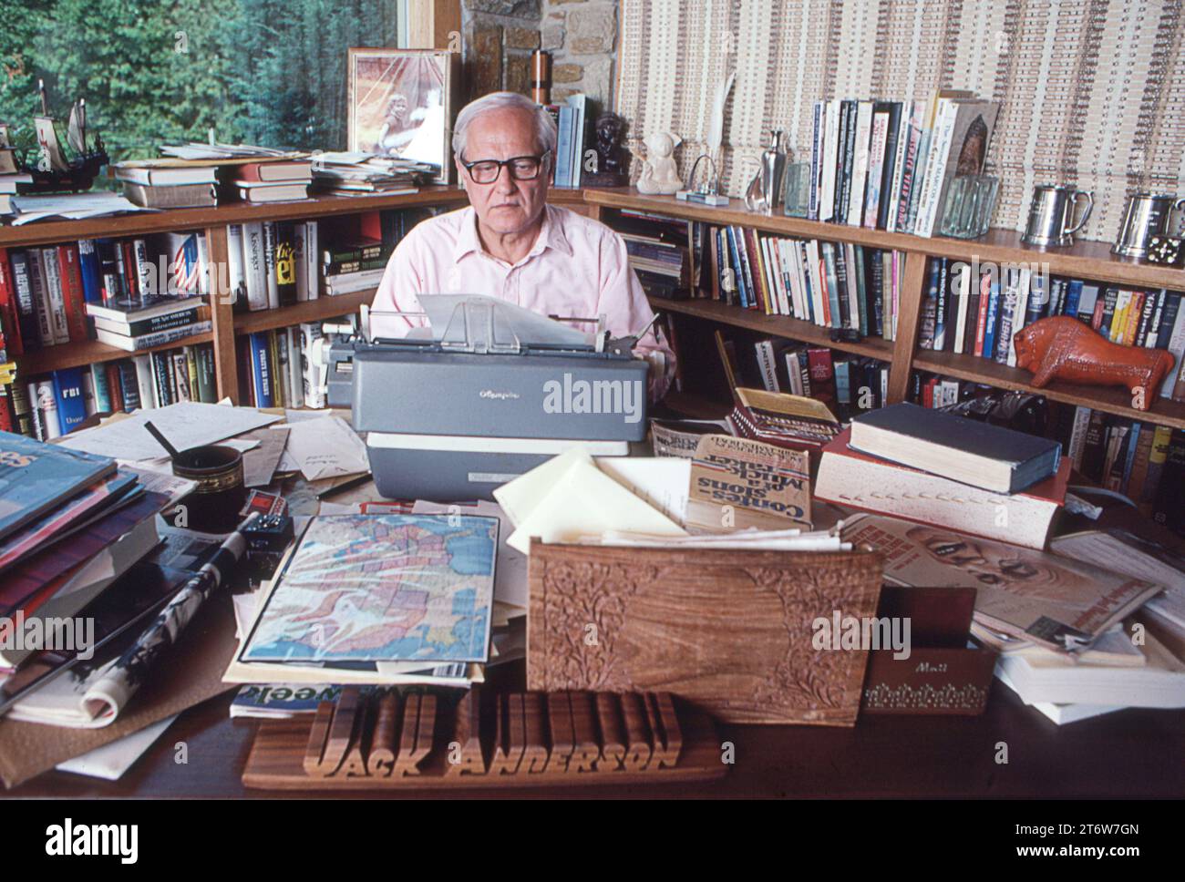 Il compianto editorialista di giornali e pioniere del giornalismo investigativo, Jack Anderson. Questa foto della fine degli anni '1970 è stata scattata nel suo ufficio domestico dove lavorava dietro una scrivania disordinata. Foto Stock